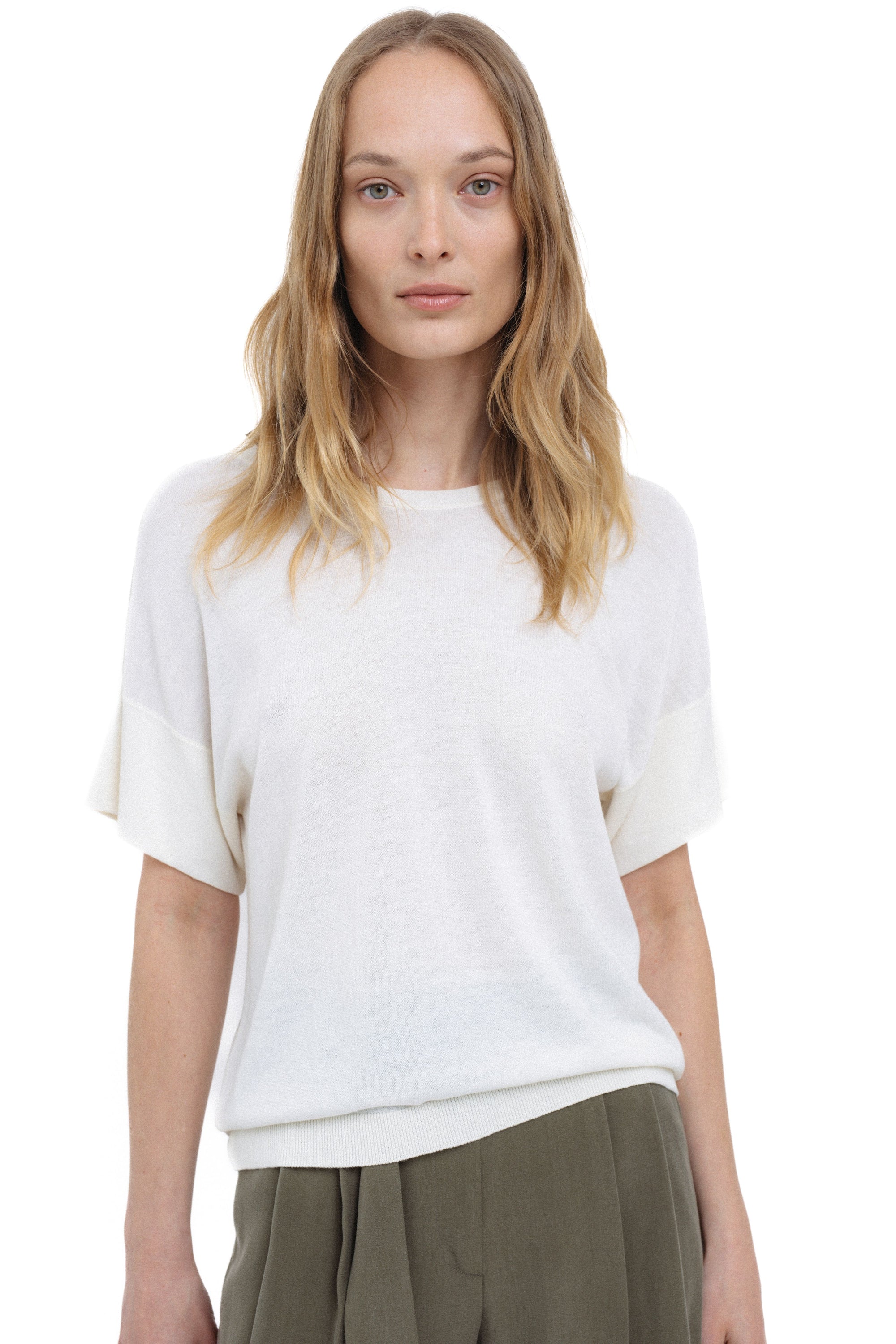 PIENO ATSPALVIO TRUMPŲ RANKOVIŲ MEGZTINIS SU ŠILKU