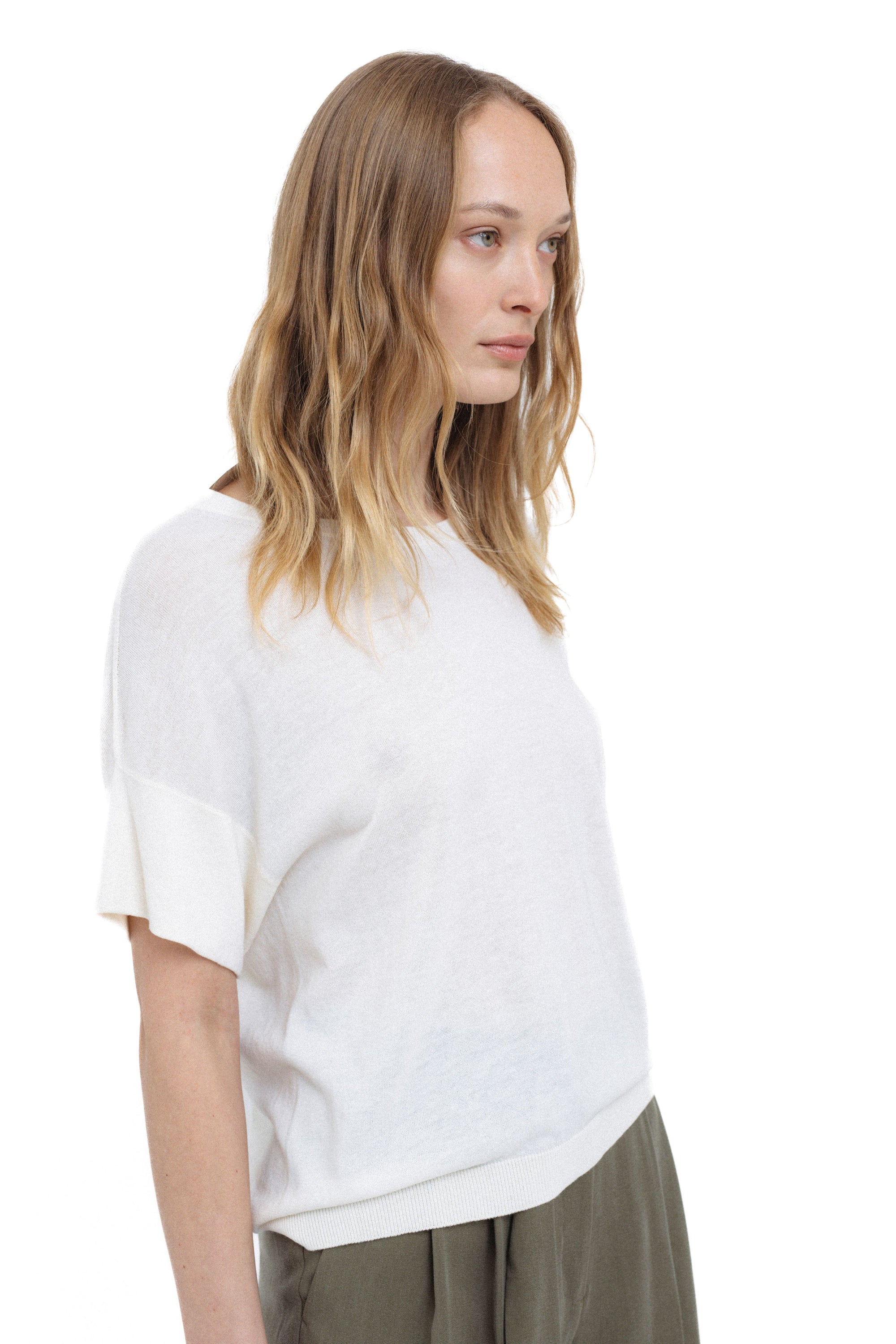 PIENO ATSPALVIO TRUMPŲ RANKOVIŲ MEGZTINIS SU ŠILKU