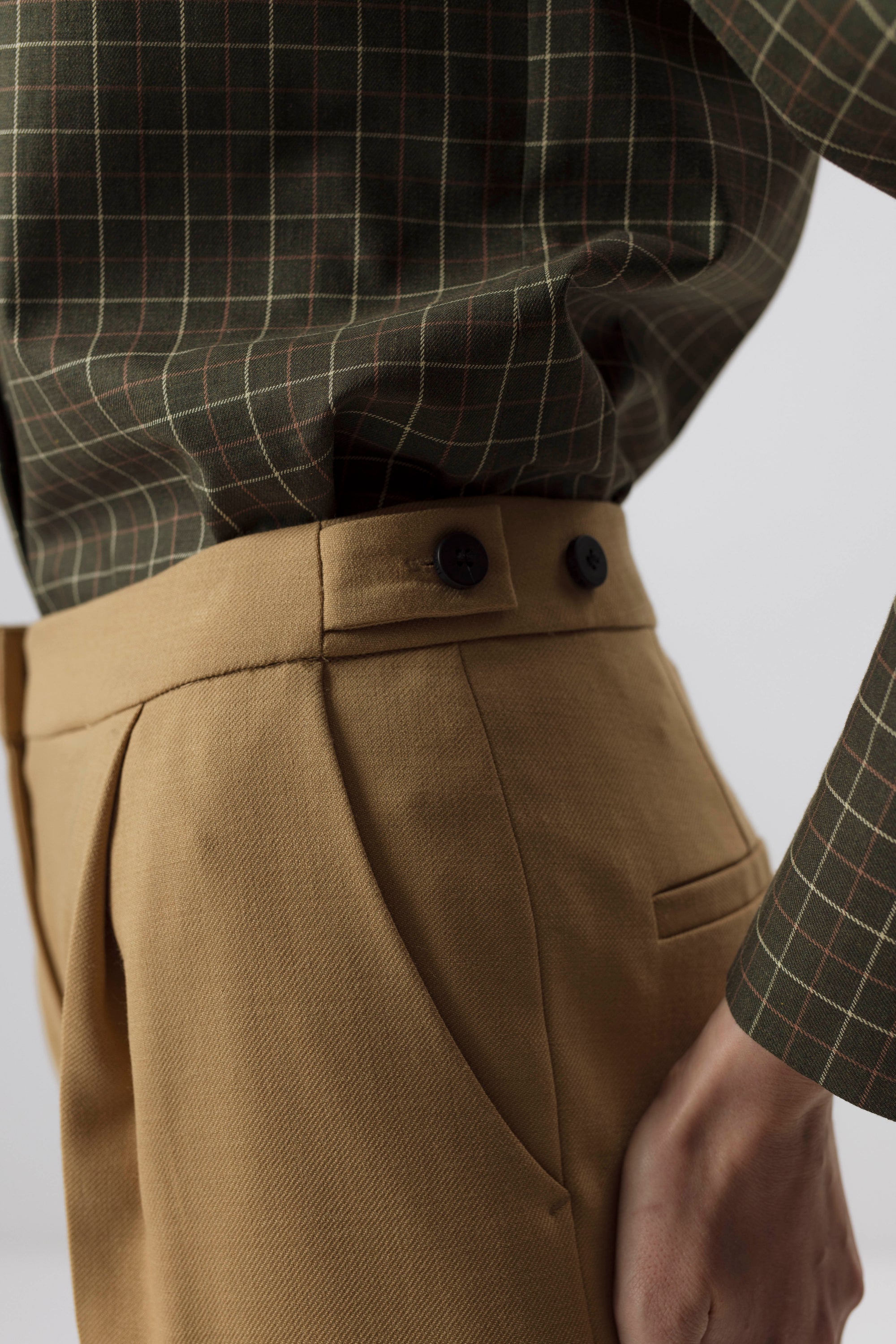 SCHWARZ-NAVIELE HOSE MIT GERADEM SCHNITT UND DOPPELTEN FEDERBÜNDEN