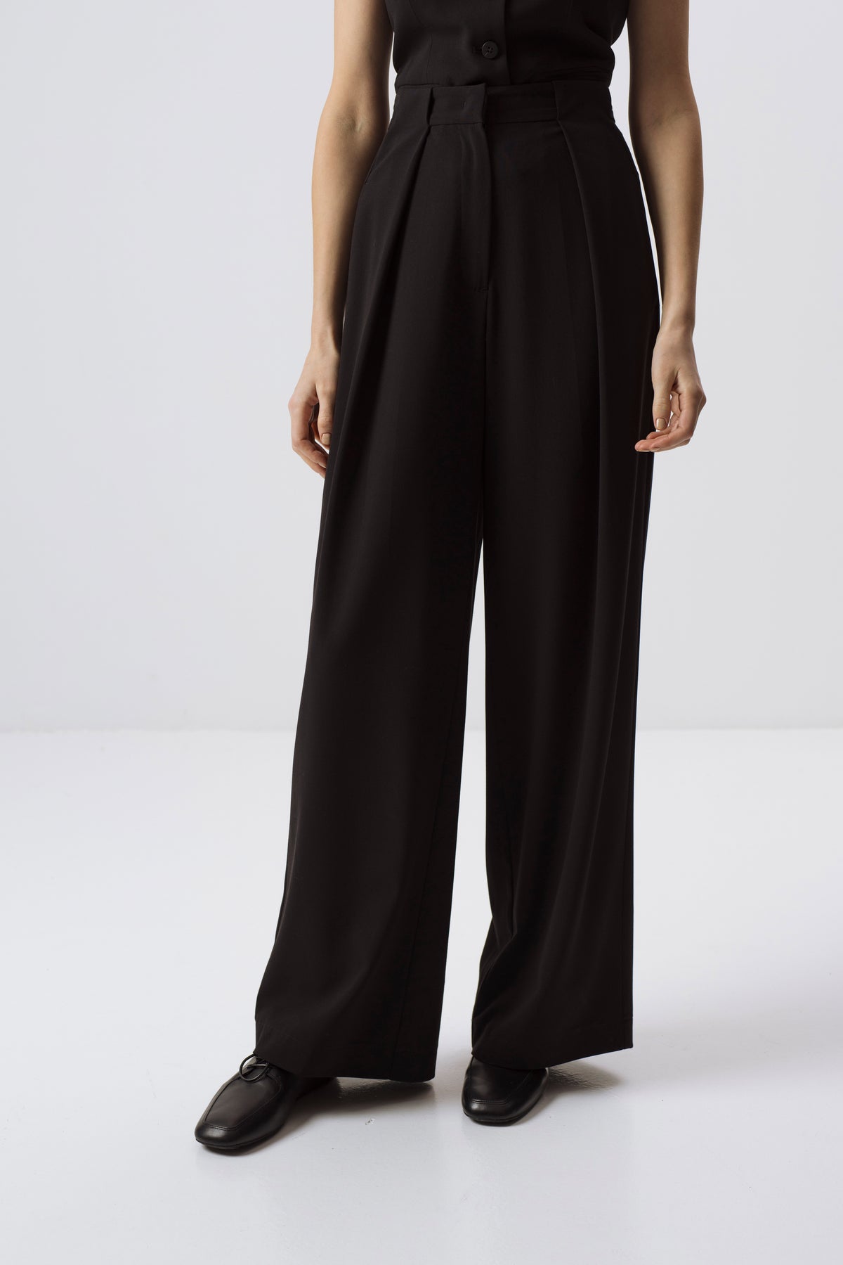 BLACK WIDE-LEG TROUSERS WITH PLEATS