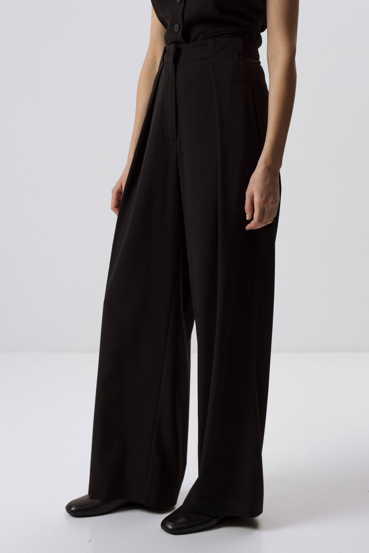 BLACK WIDE-LEG TROUSERS WITH PLEATS
