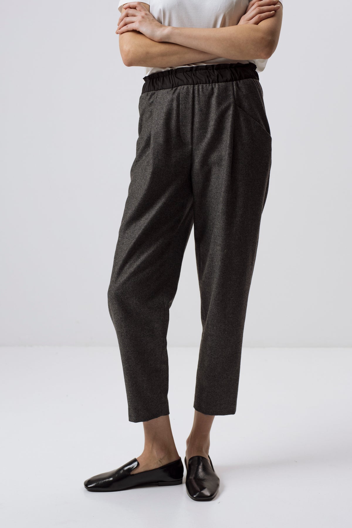 GREY CROPPED WOOL-BLEND TROUSERS WITH ELASTICATED WAISTBAND