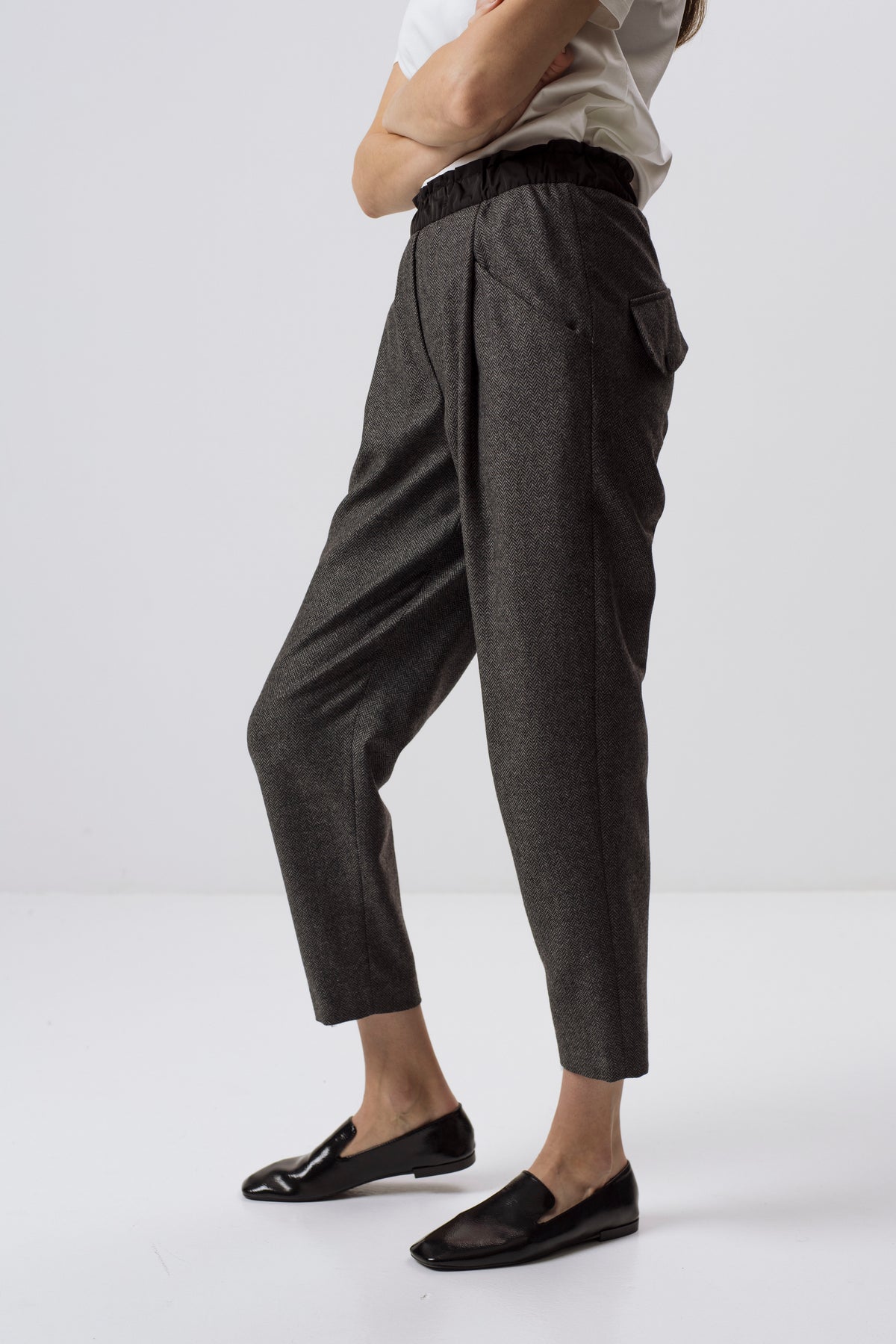 GREY CROPPED WOOL-BLEND TROUSERS WITH ELASTICATED WAISTBAND