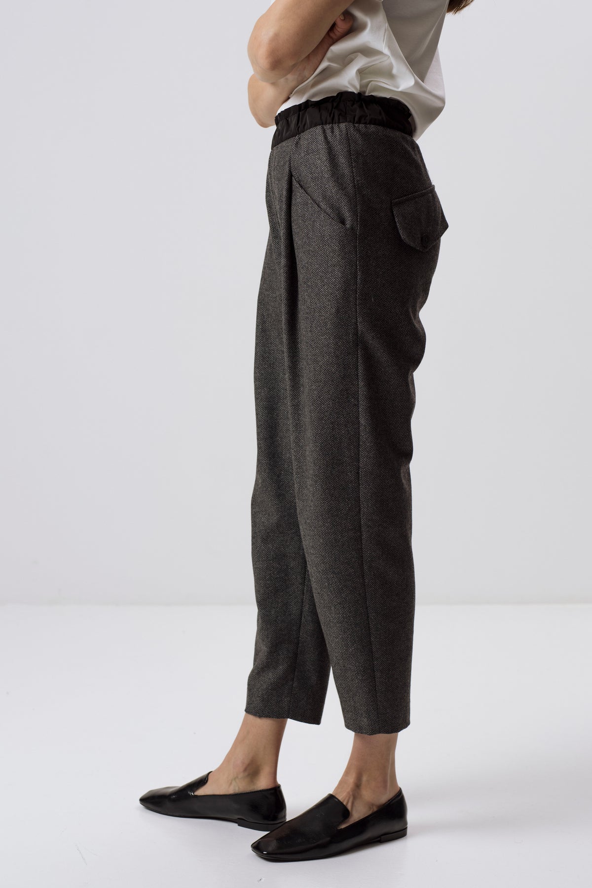 GREY CROPPED WOOL-BLEND TROUSERS WITH ELASTICATED WAISTBAND