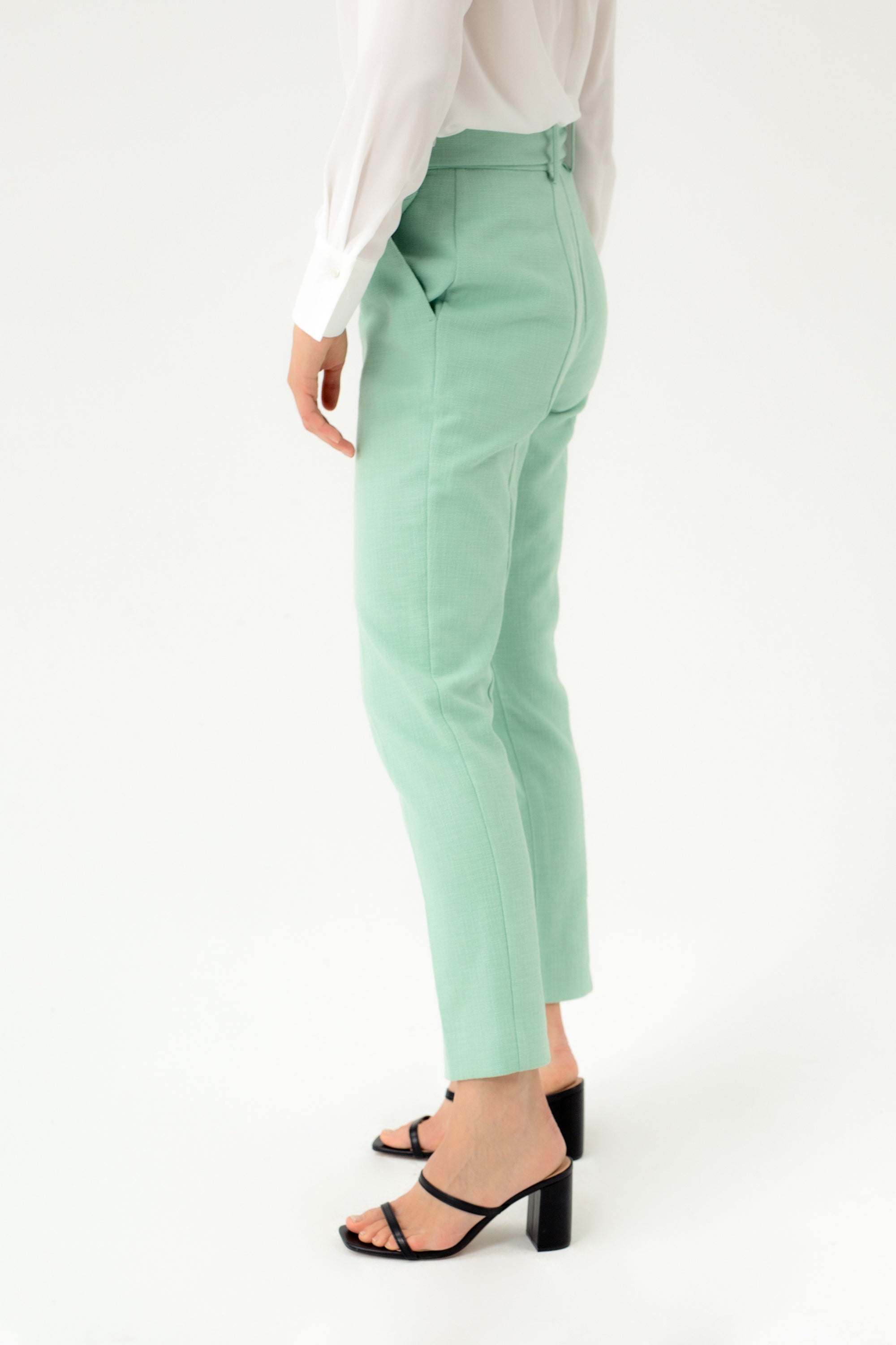 SIAURĖJANČIOS MĖTINĖS KELNĖS SU DIRŽU