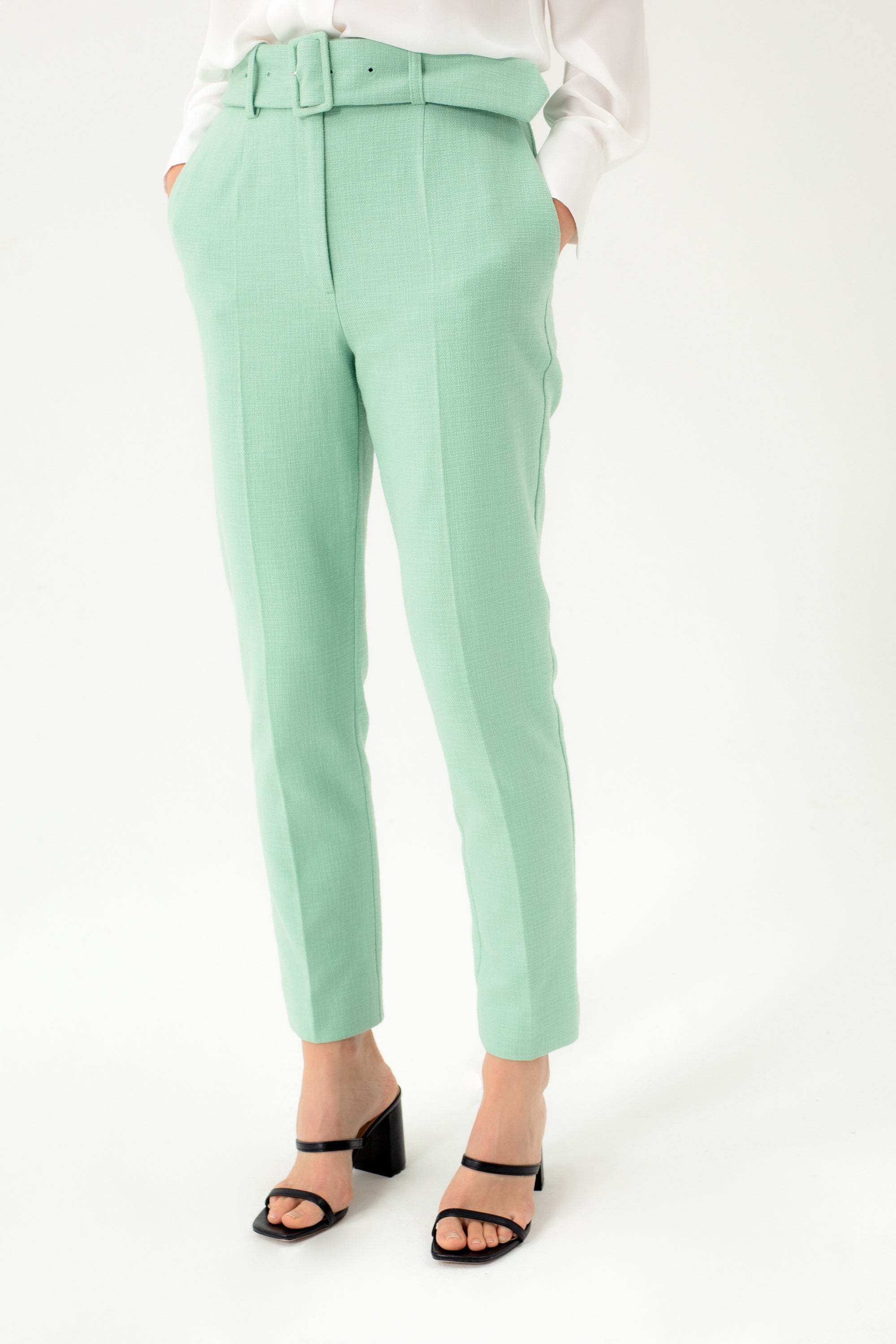 SIAURĖJANČIOS MĖTINĖS KELNĖS SU DIRŽU