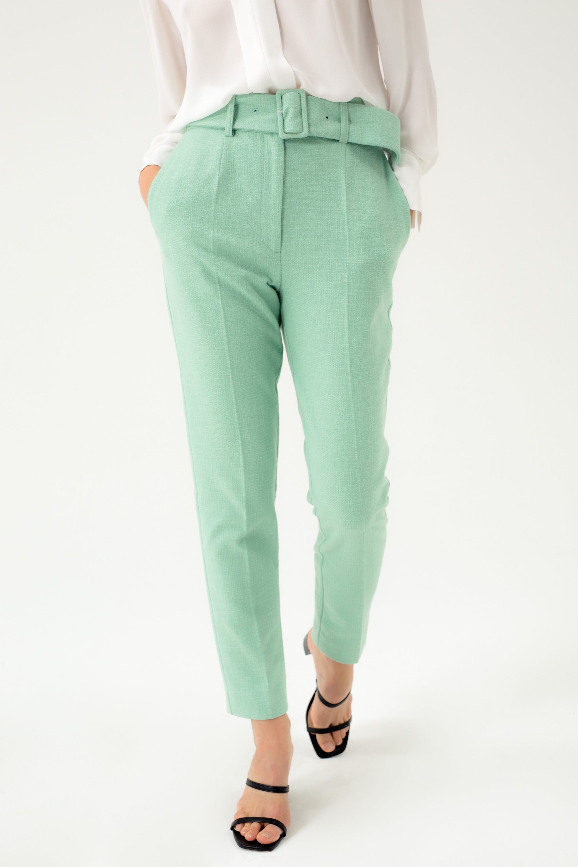 SIAURĖJANČIOS MĖTINĖS KELNĖS SU DIRŽU