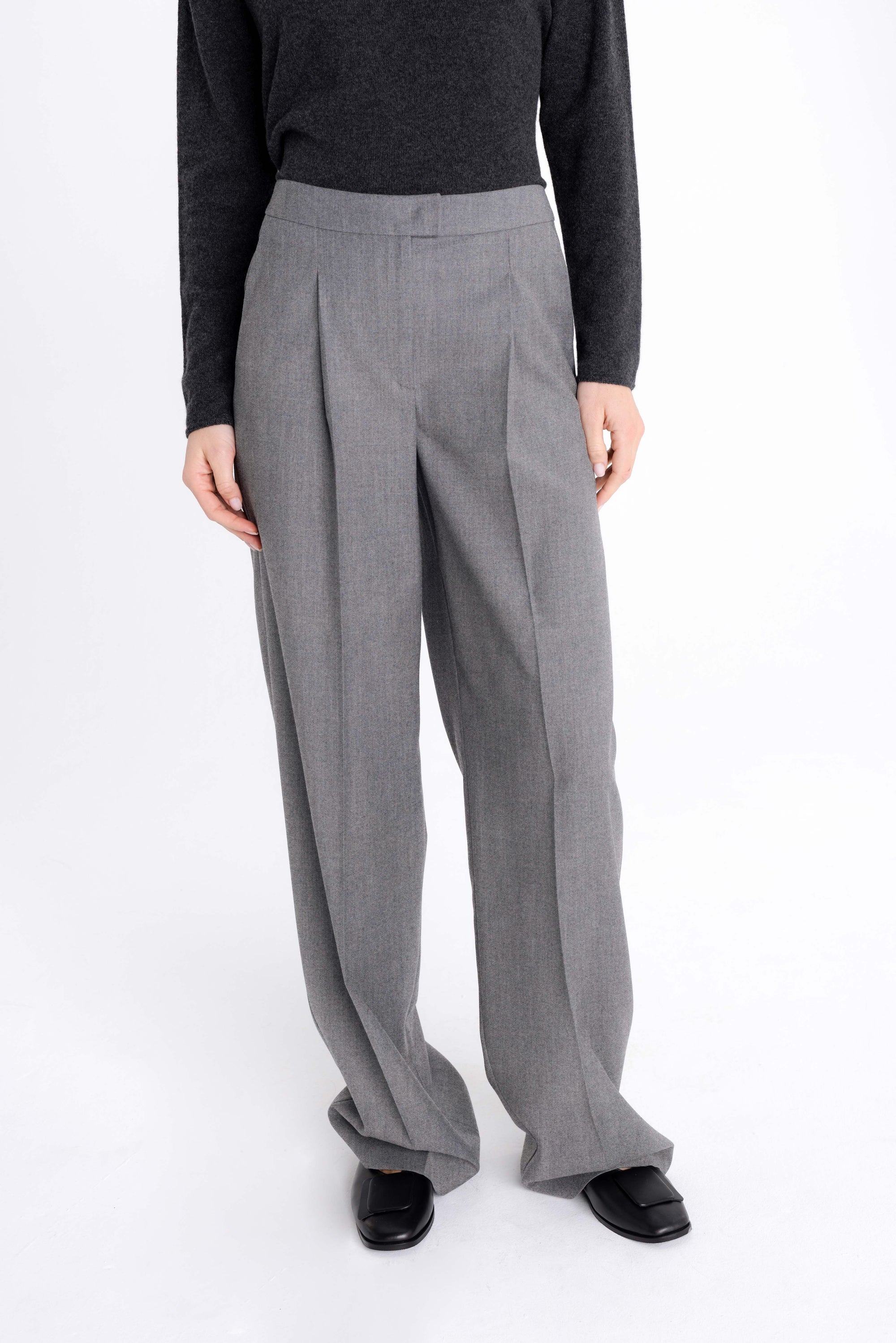 WIDE-LEG LIGHT GREY TROUSERS