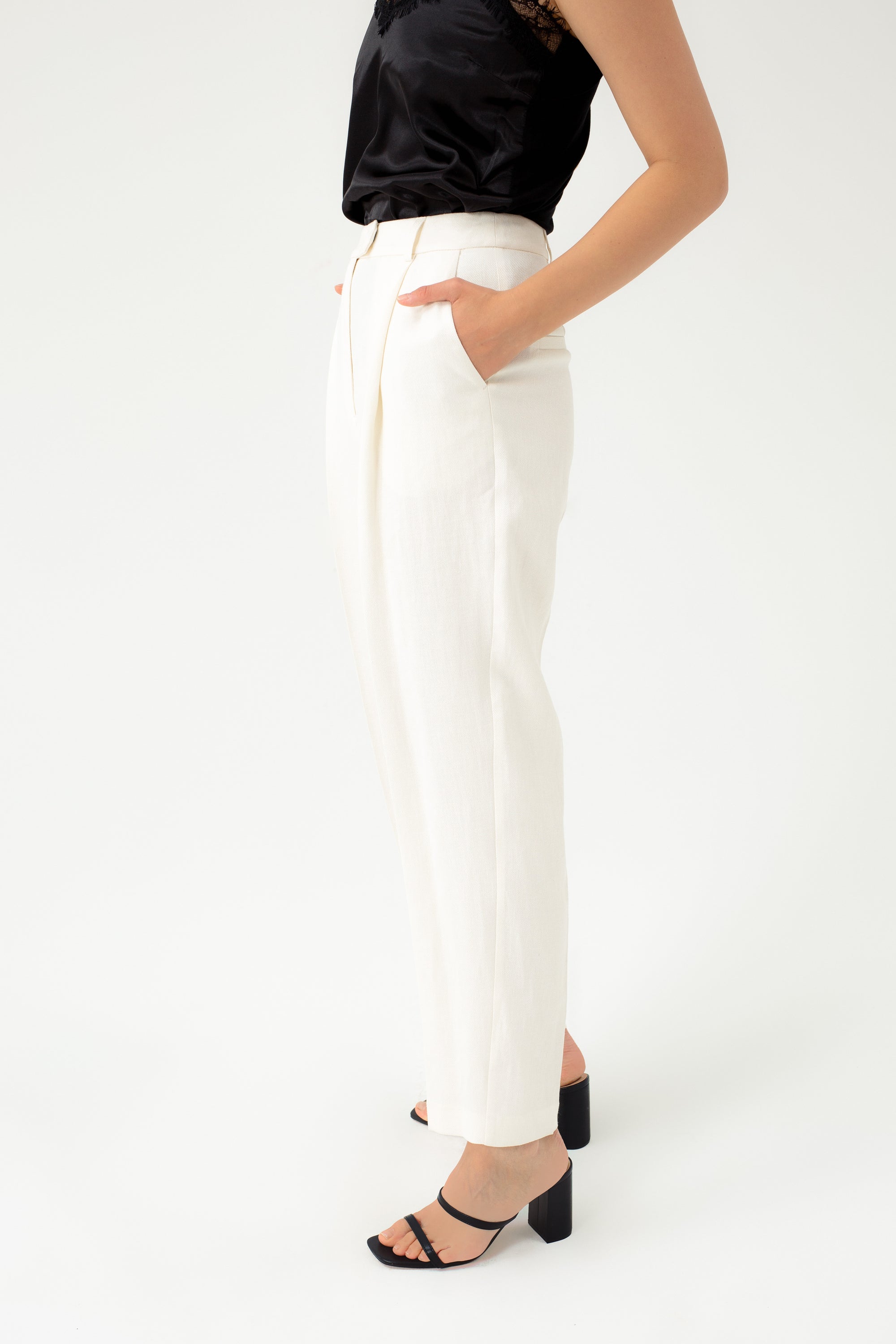 SIAURĖJANČIOS NEBALINTOS DROBĖS KELNĖS SU KANTU