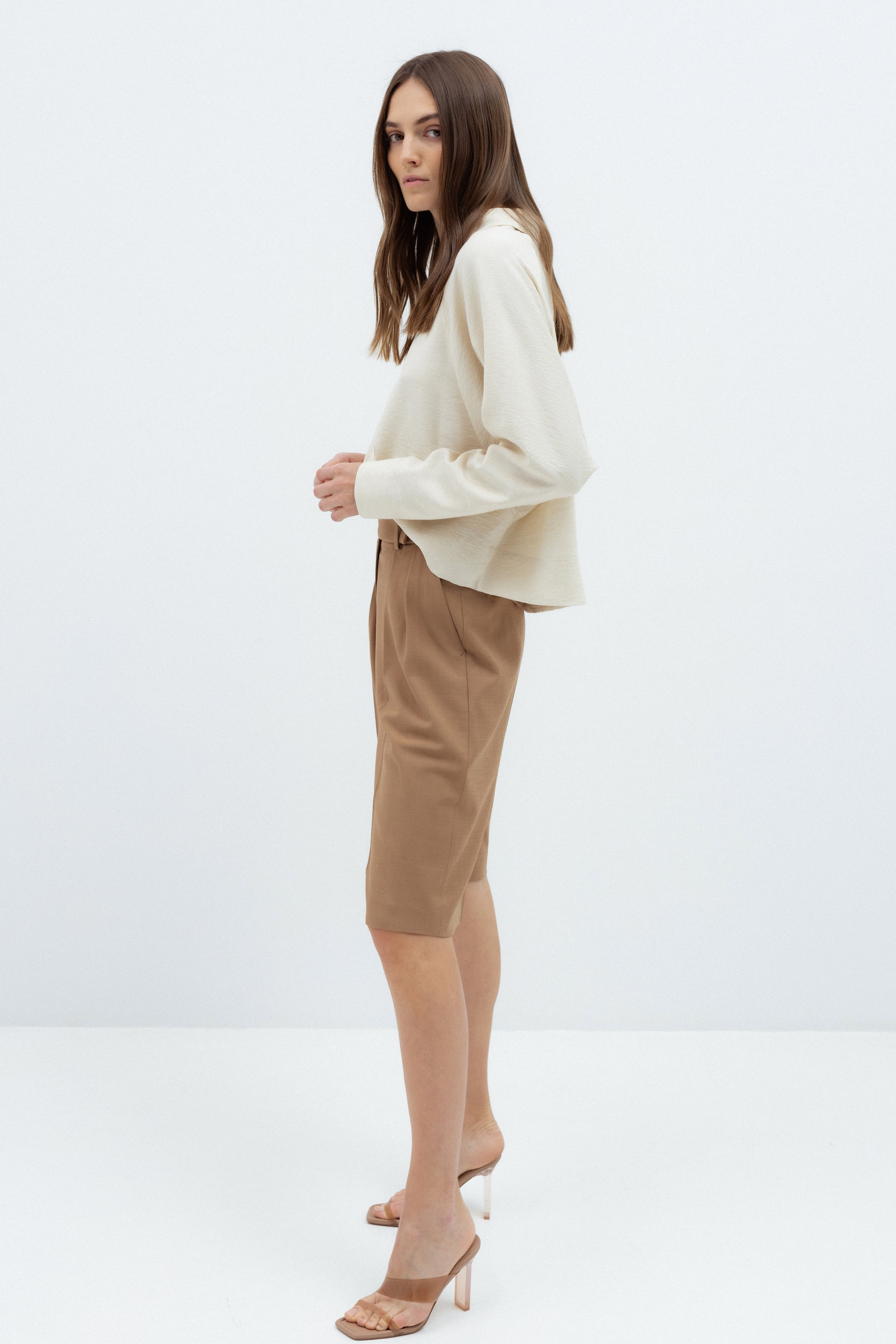 PLEATED TAILORED SHORTS IN CAMEL