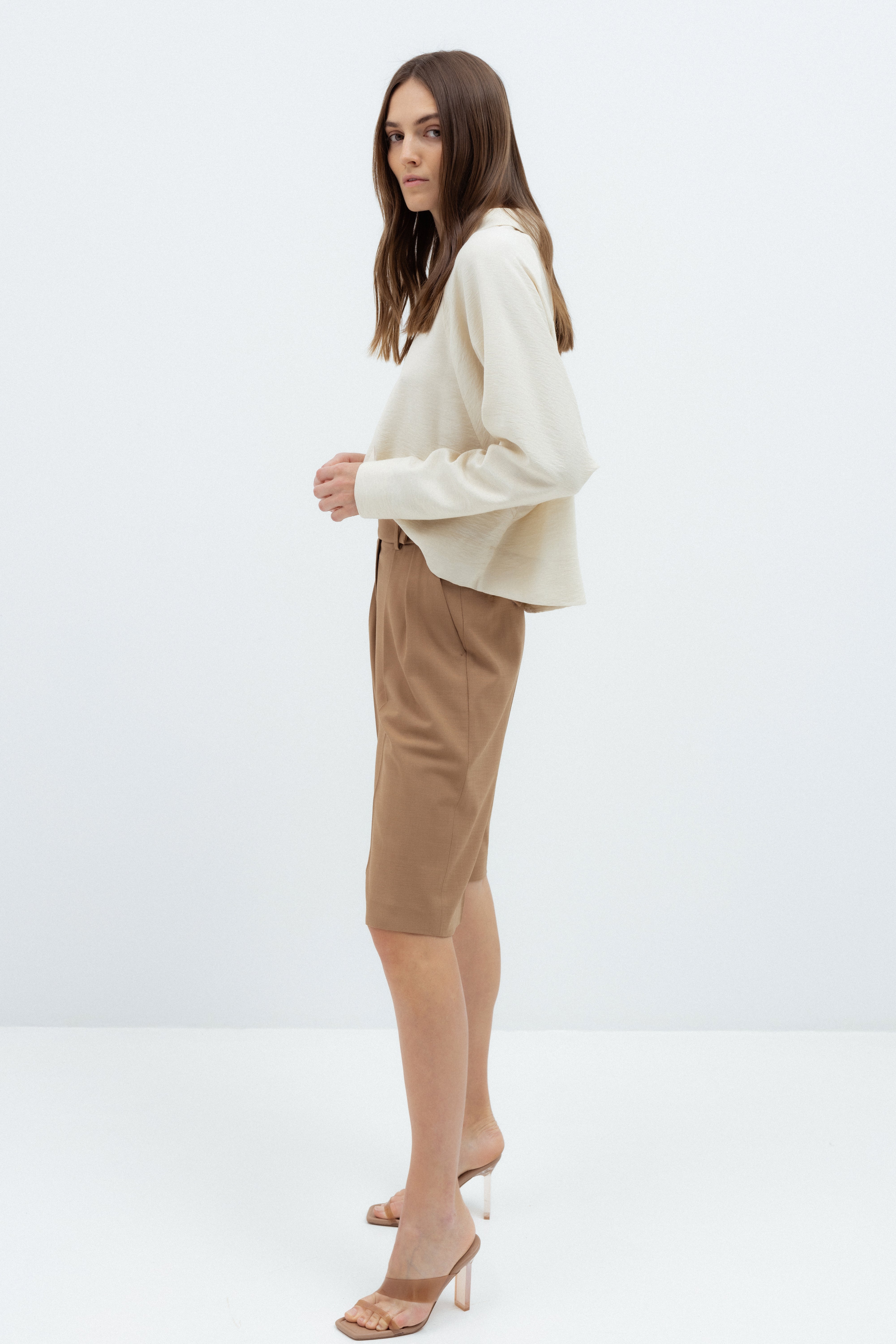 PLEATED TAILORED SHORTS IN CAMEL