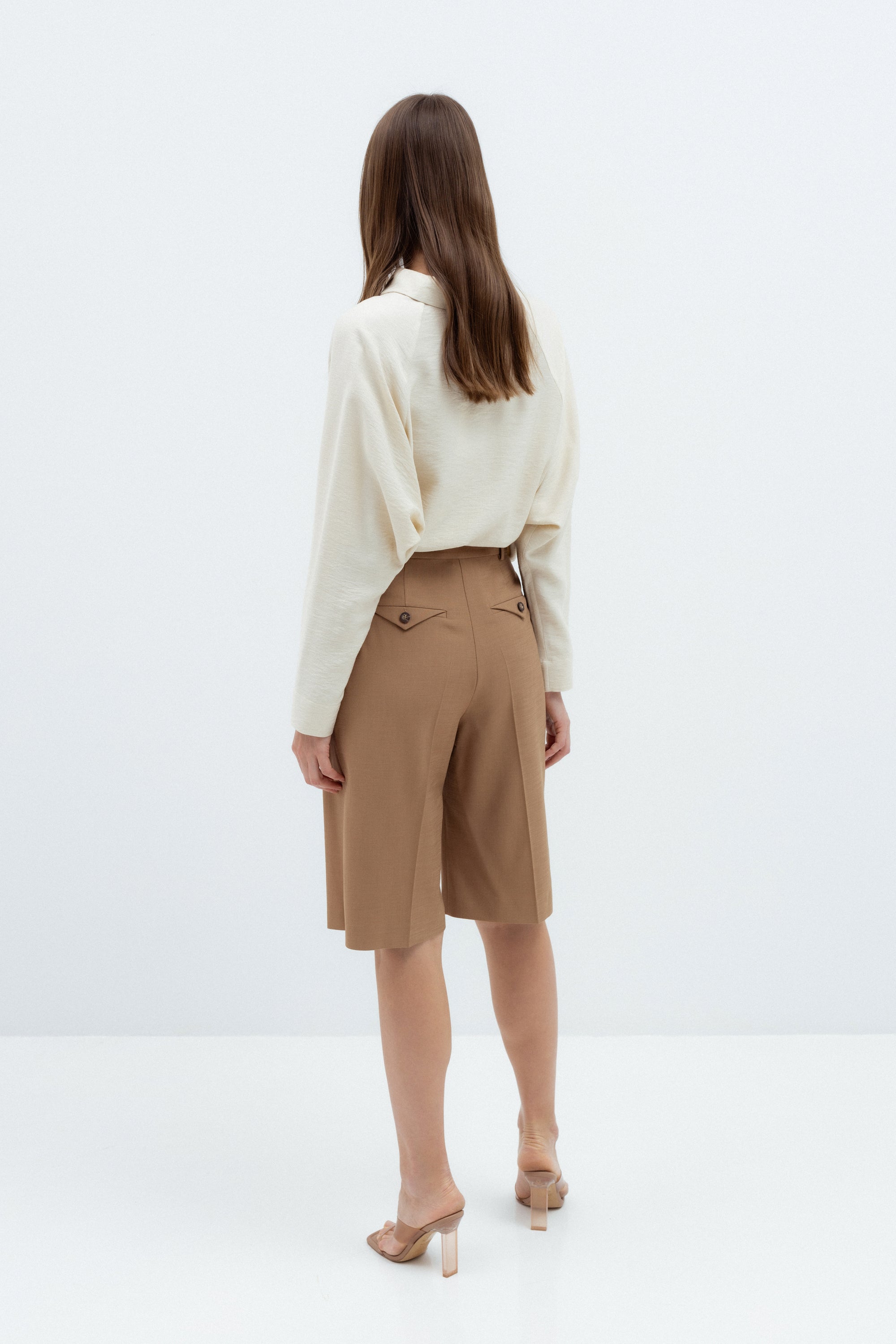 PLEATED TAILORED SHORTS IN CAMEL