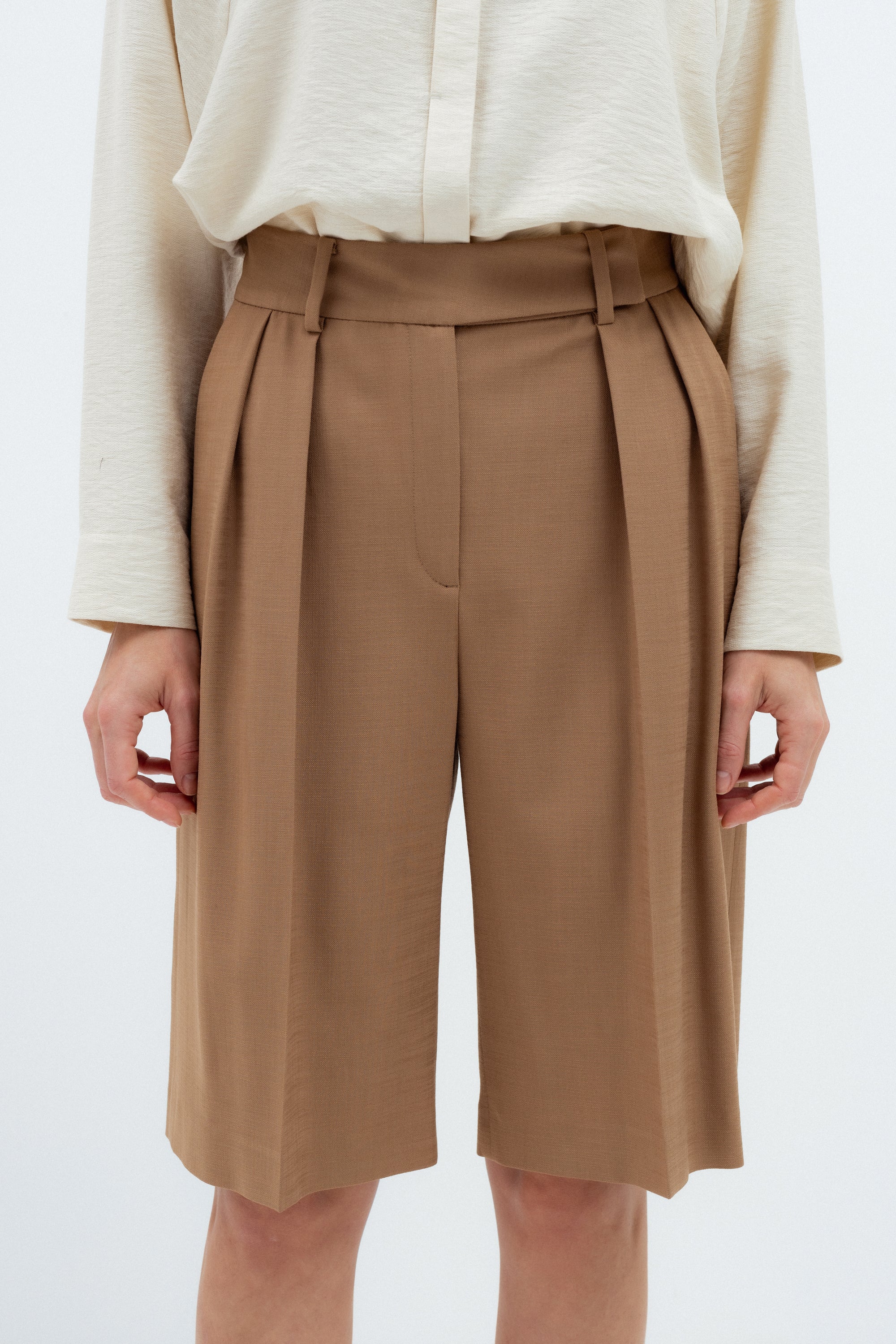 PLEATED TAILORED SHORTS IN CAMEL