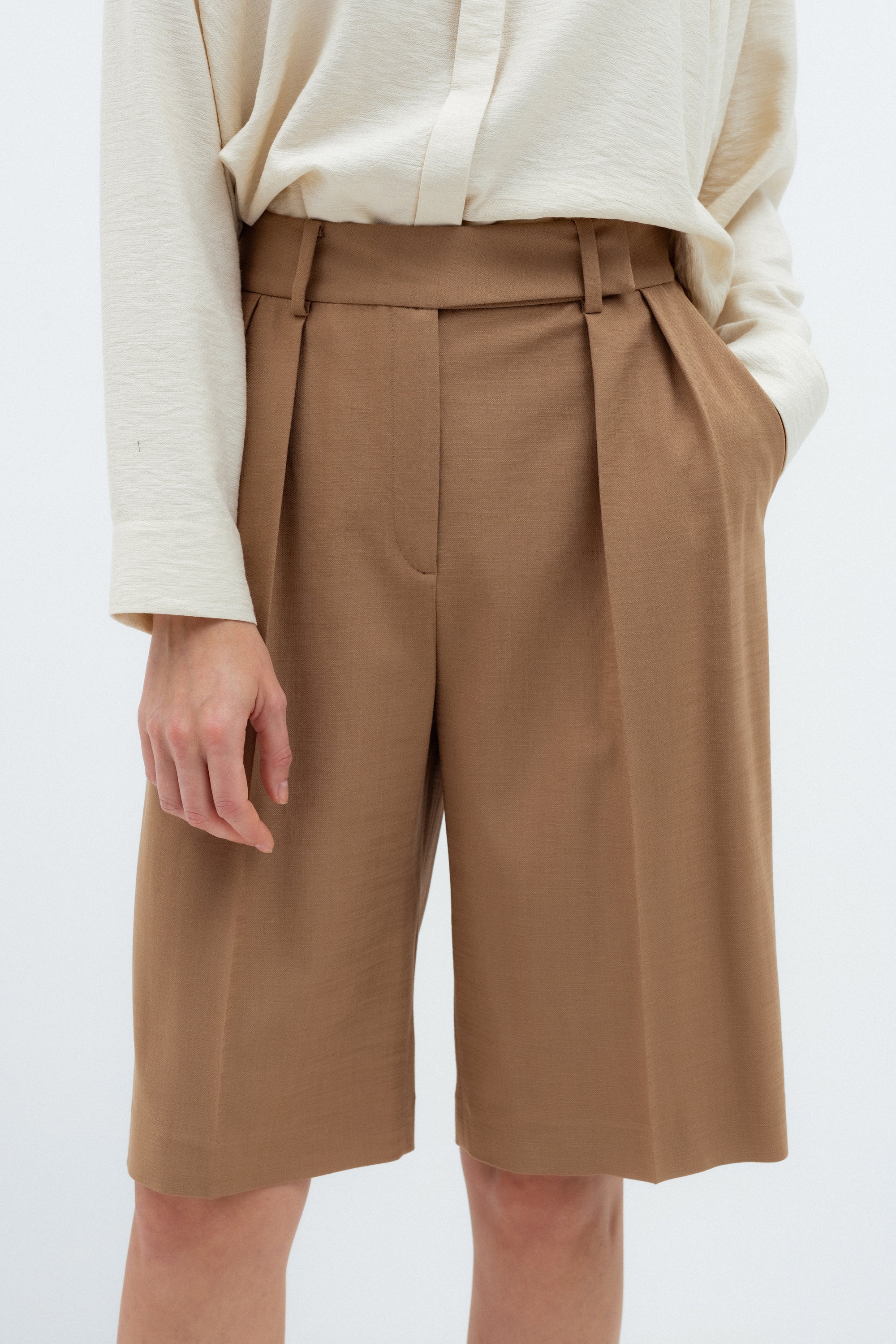 PLEATED TAILORED SHORTS IN CAMEL
