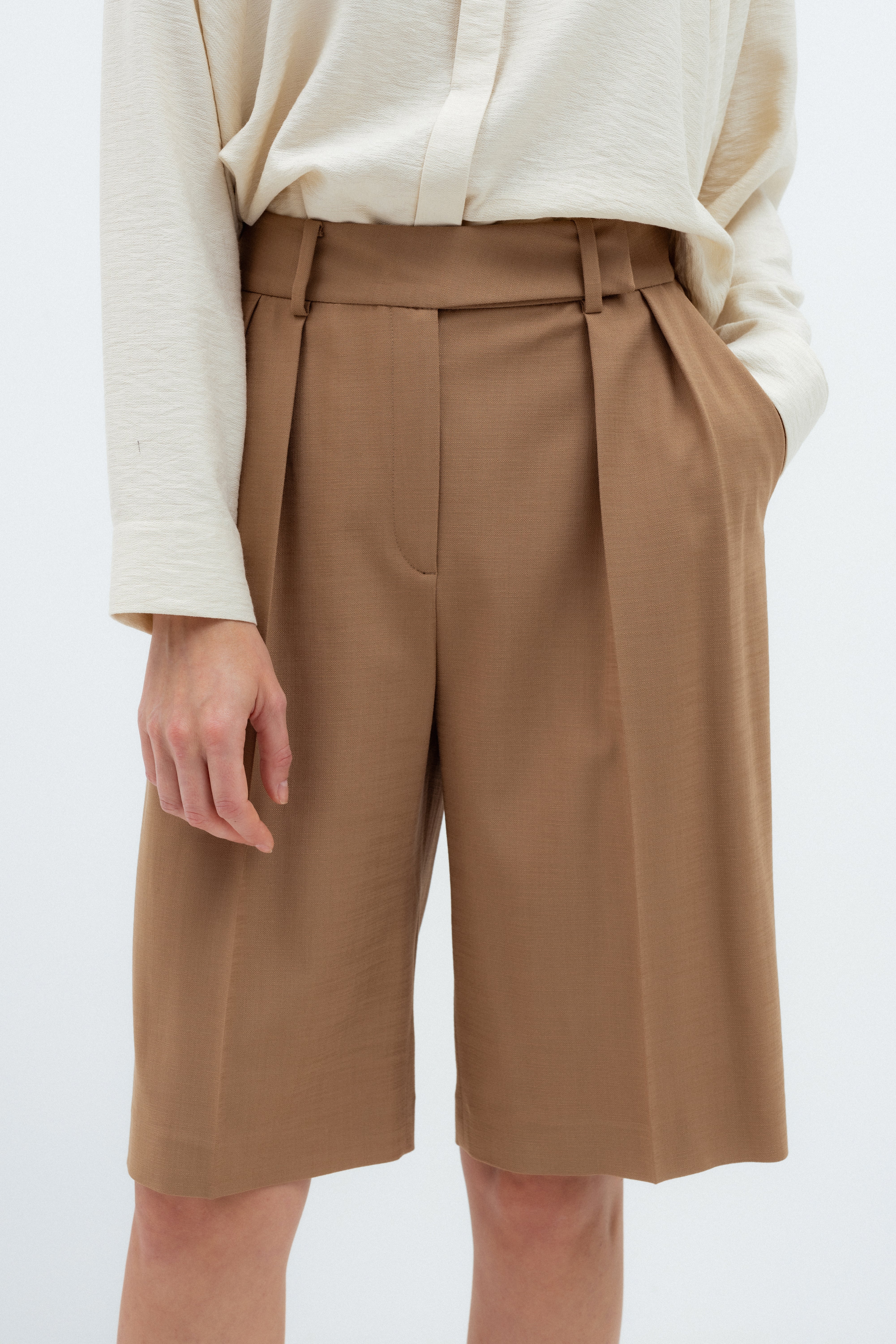 PLEATED TAILORED SHORTS IN CAMEL