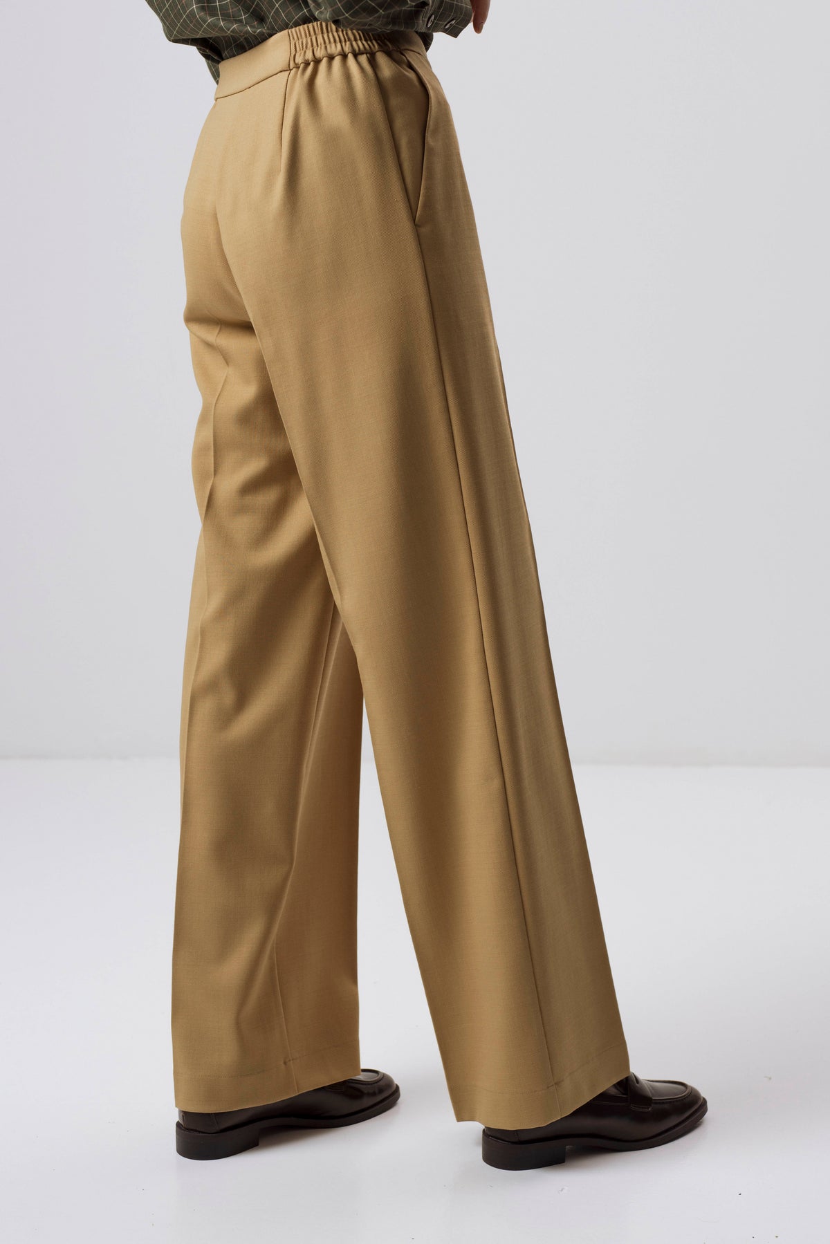 Beigefarbene Hose mit geradem Bein