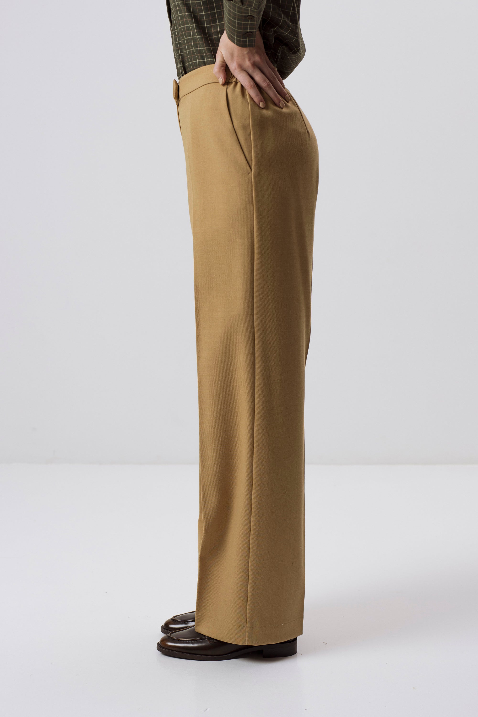 Beigefarbene Hose mit geradem Bein