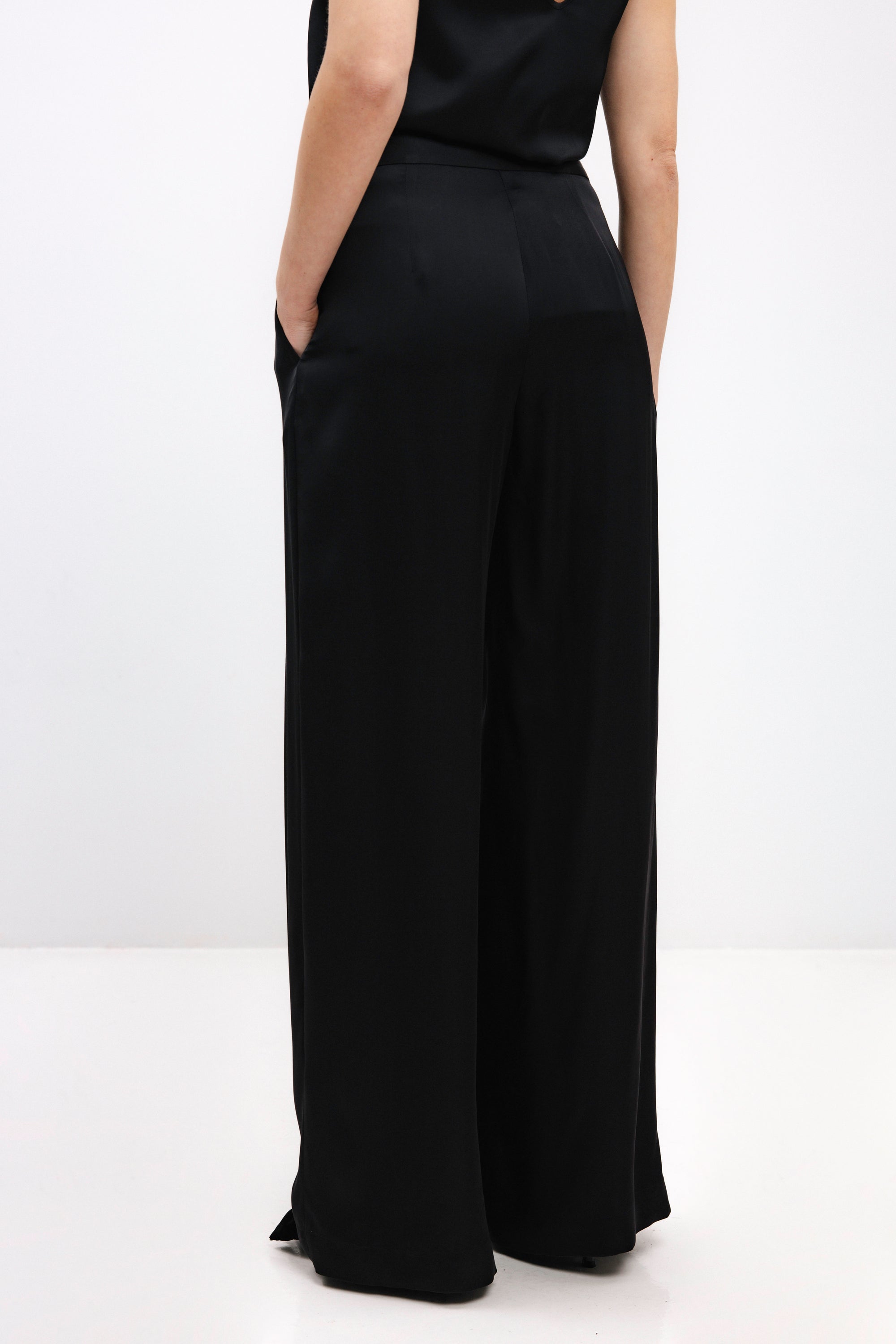 BLACK WIDE-LEG TROUSERS WITH DEEP PLEATS