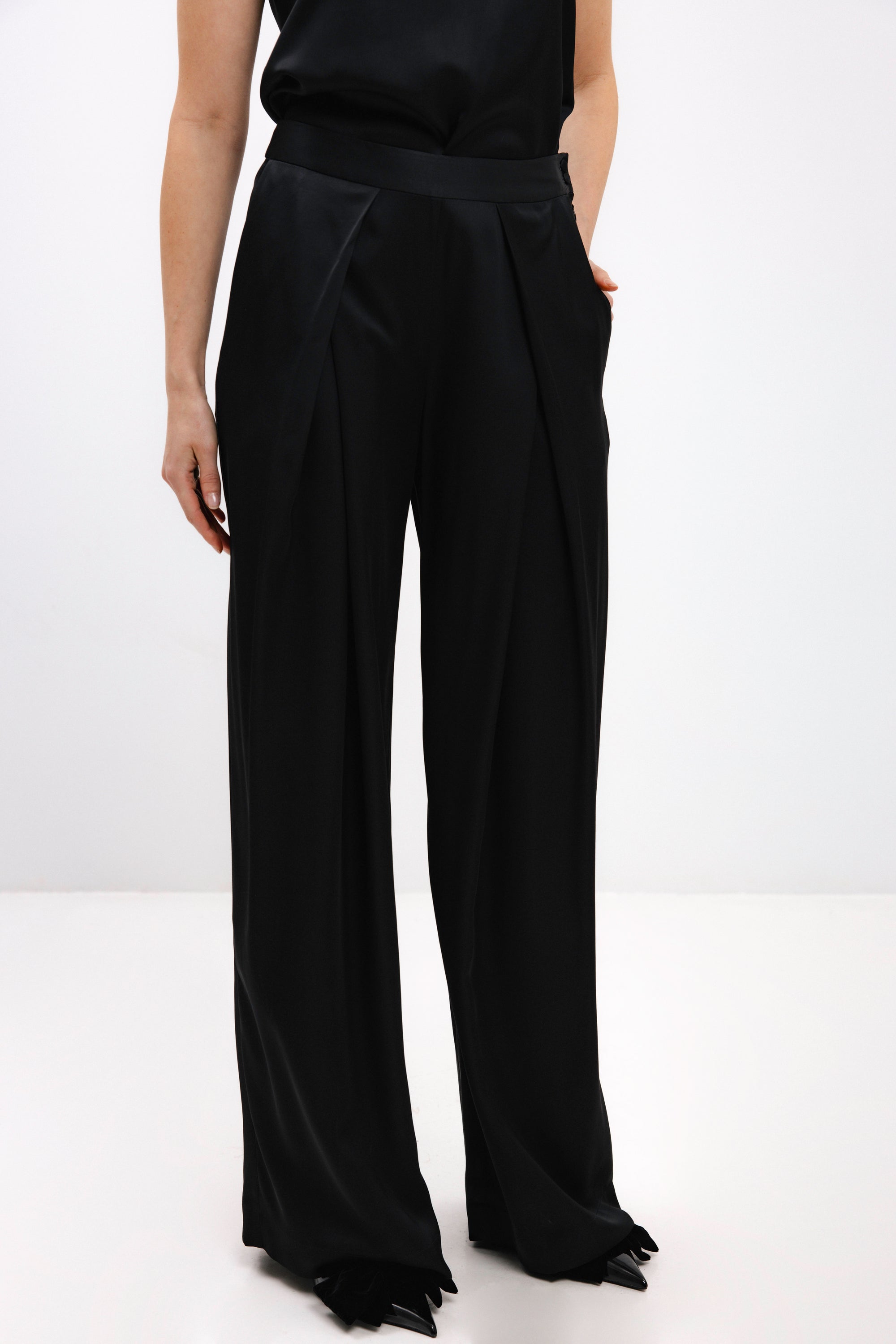 BLACK WIDE-LEG TROUSERS WITH DEEP PLEATS