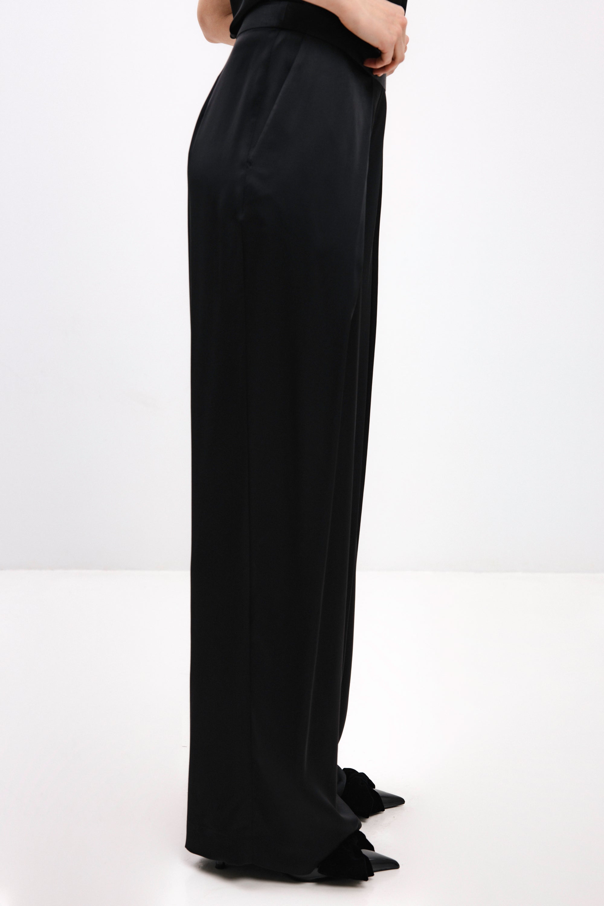 BLACK WIDE-LEG TROUSERS WITH DEEP PLEATS