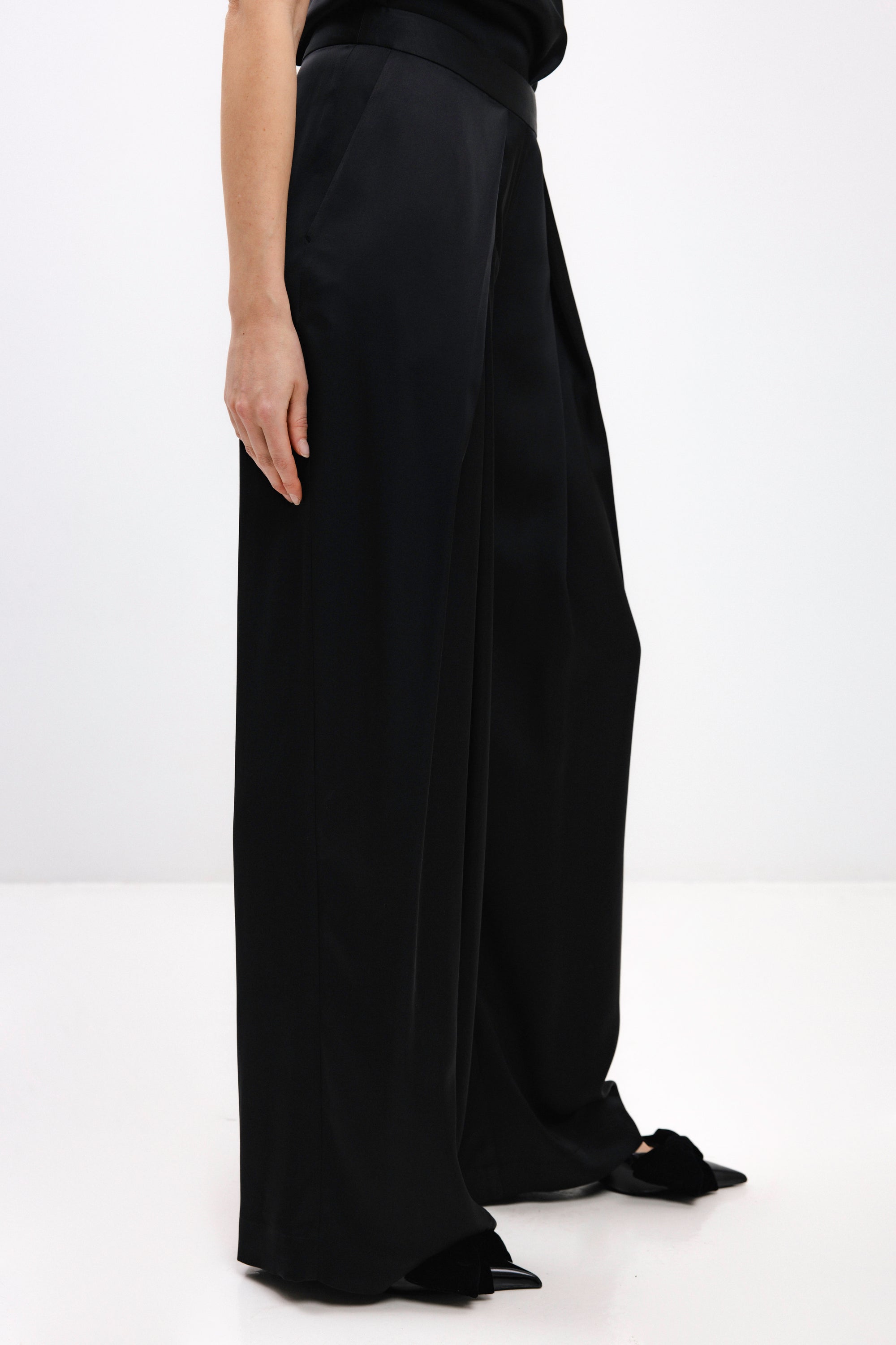 BLACK WIDE-LEG TROUSERS WITH DEEP PLEATS