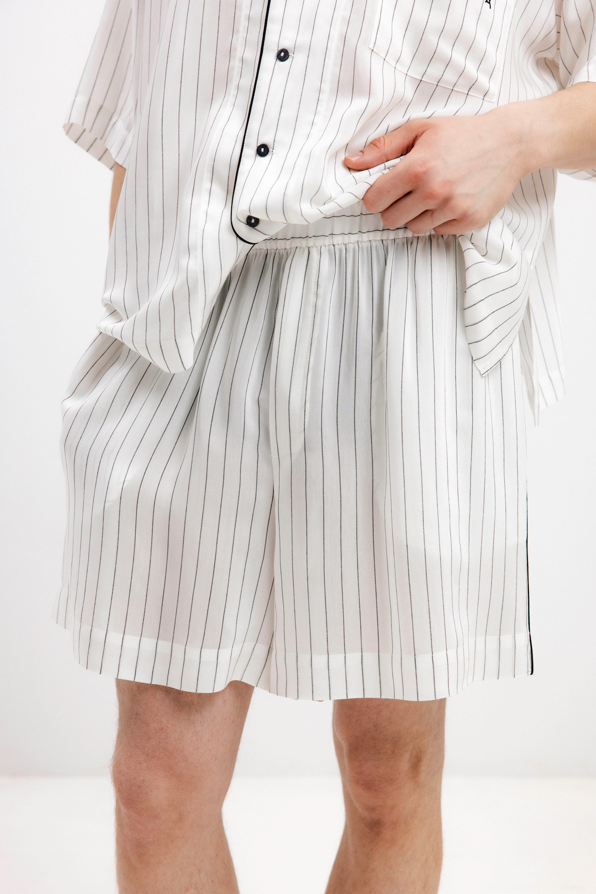 PYJAMA SHORTS IN BLACK STRIPES - UNISEX