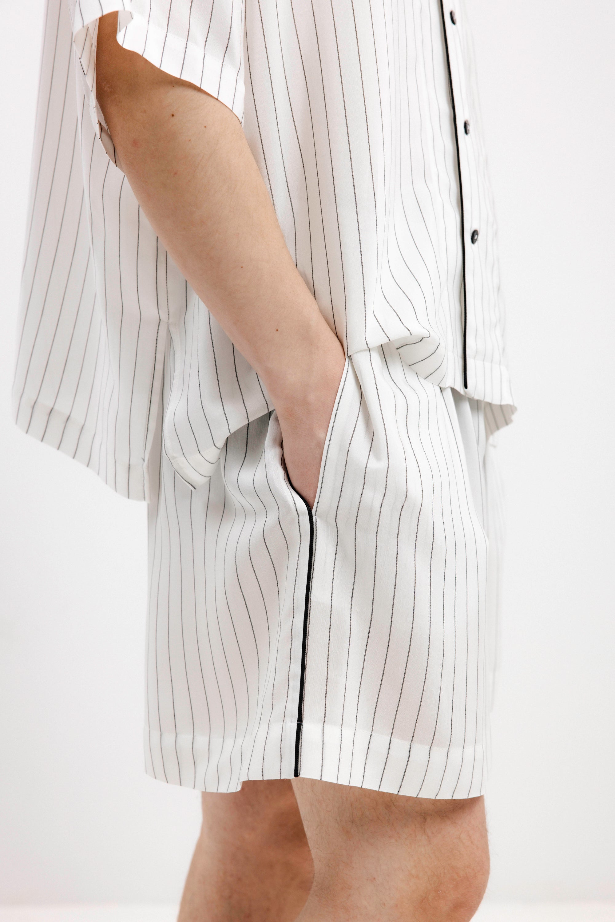 PYJAMA SHORTS IN BLACK STRIPES - UNISEX