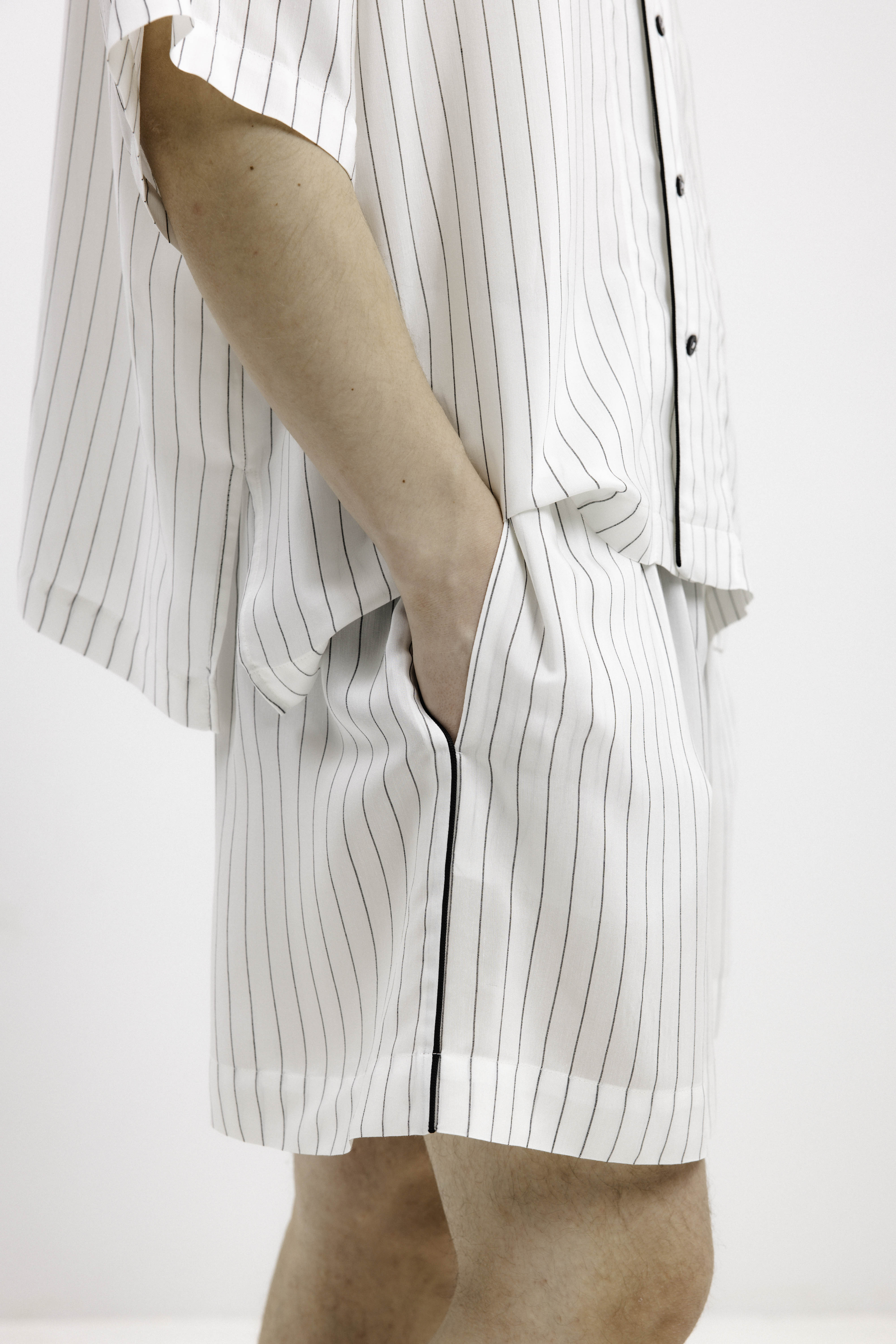 PYJAMA SHORTS IN BLACK STRIPES - UNISEX