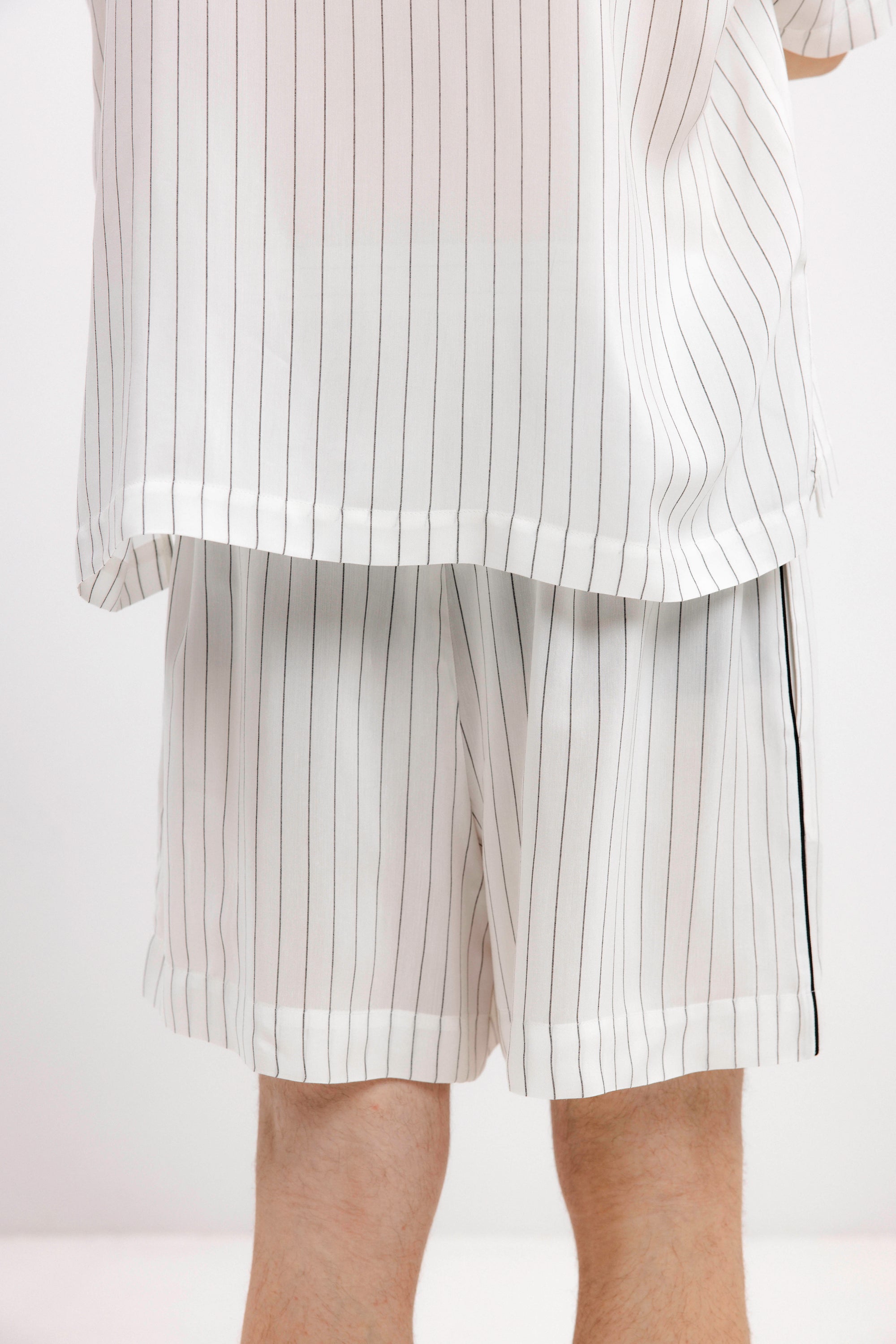 PYJAMA SHORTS IN BLACK STRIPES - UNISEX