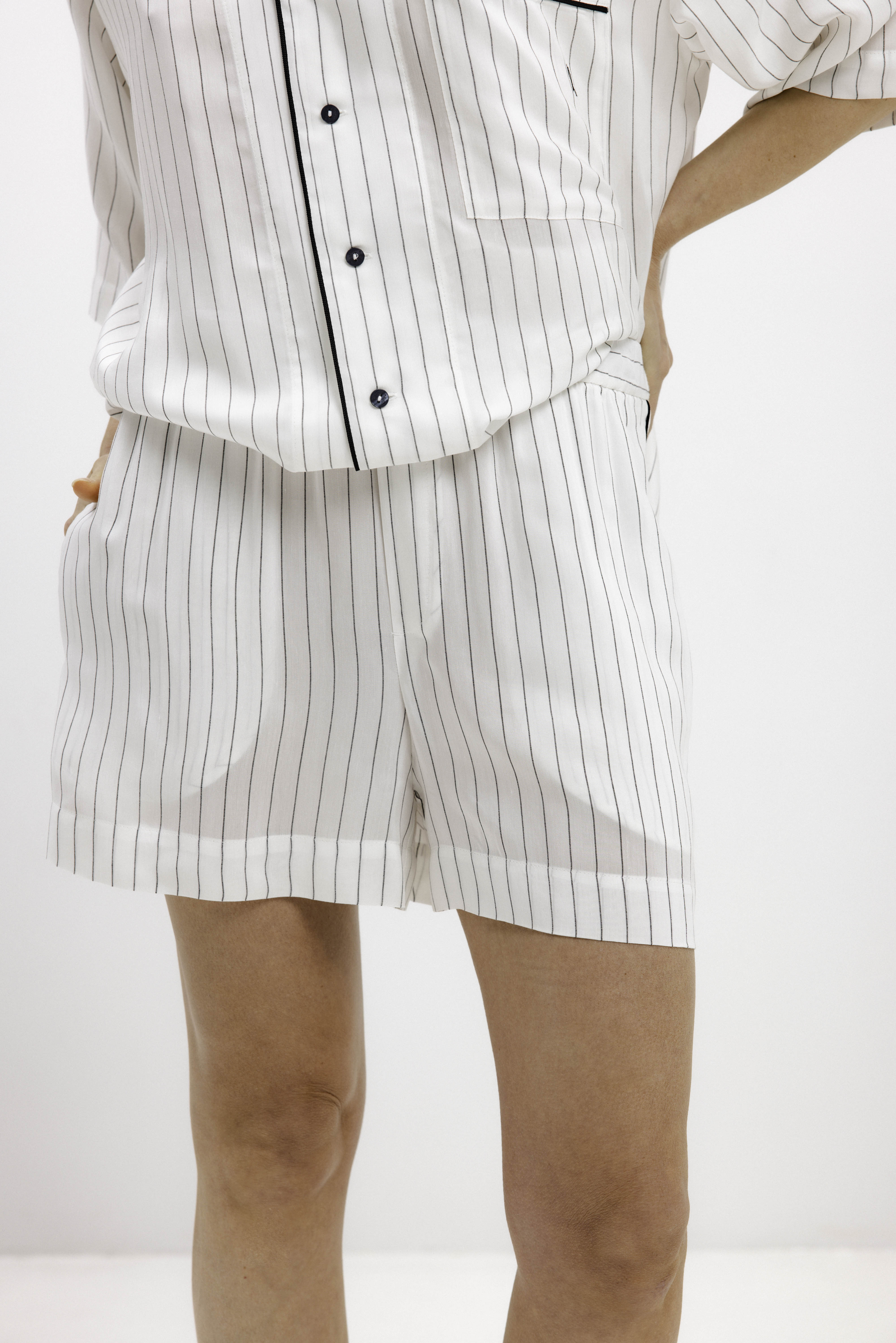 PYJAMA SHORTS IN BLACK STRIPES - UNISEX