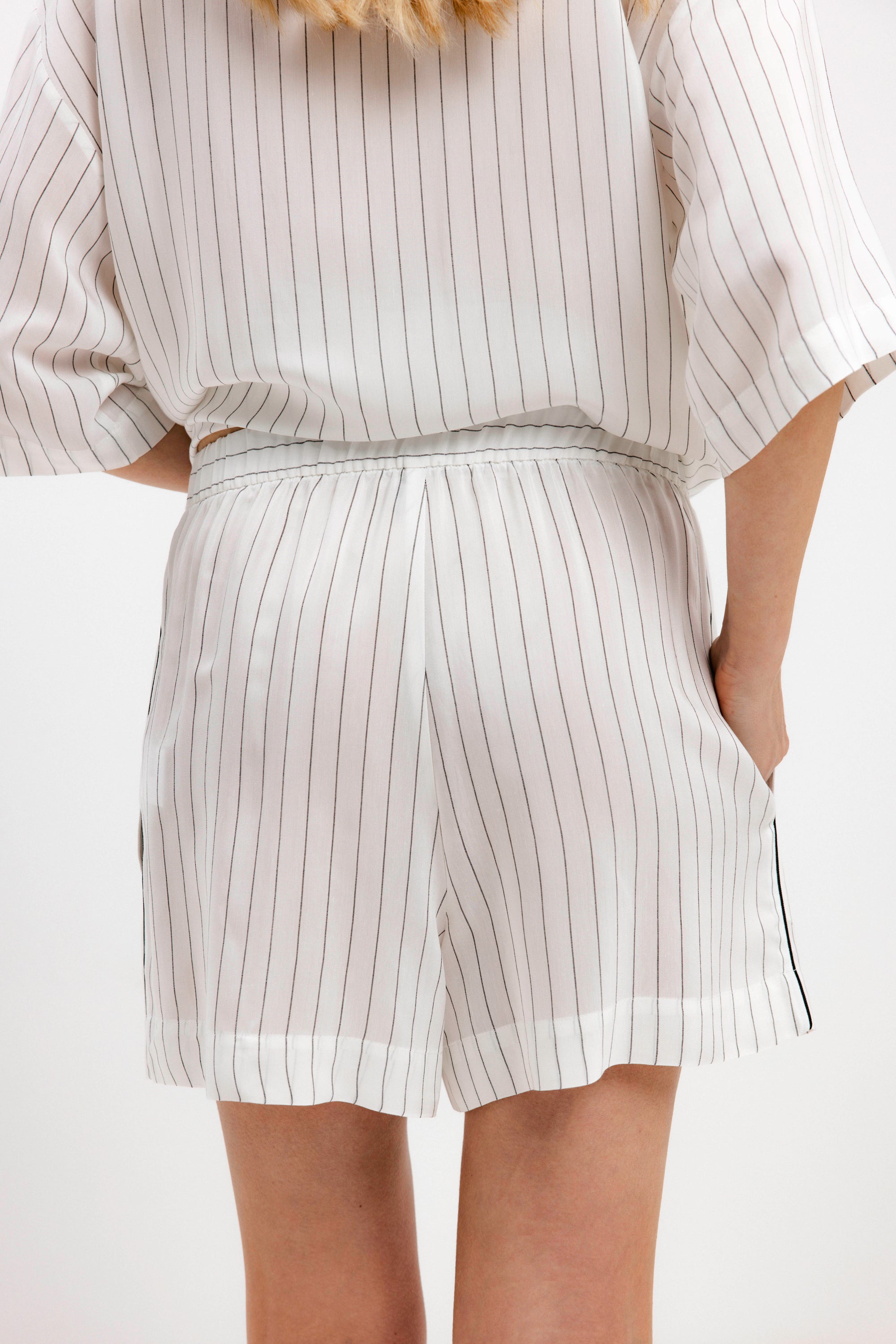 PYJAMA SHORTS IN BLACK STRIPES - UNISEX