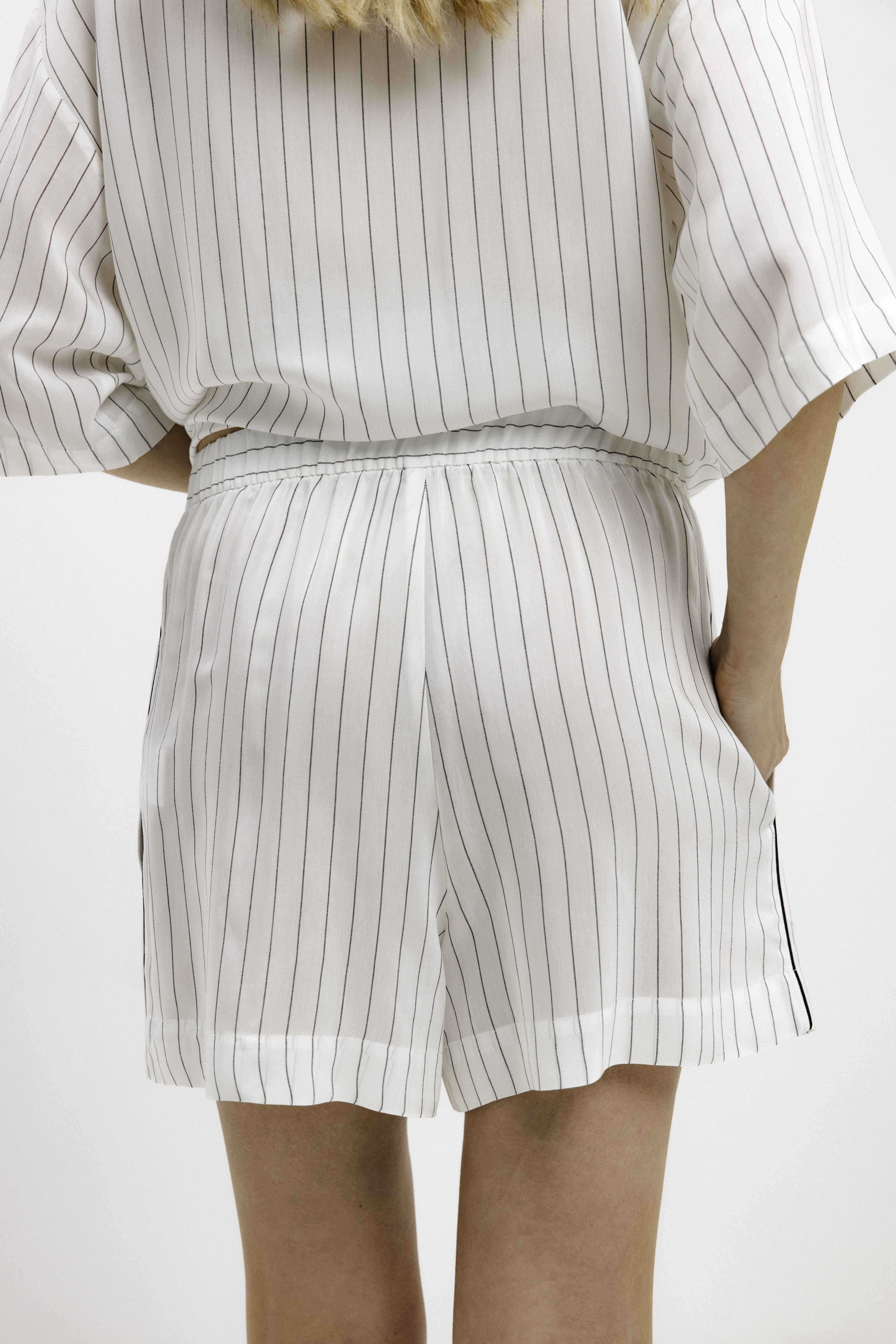 PYJAMA SHORTS IN BLACK STRIPES - UNISEX