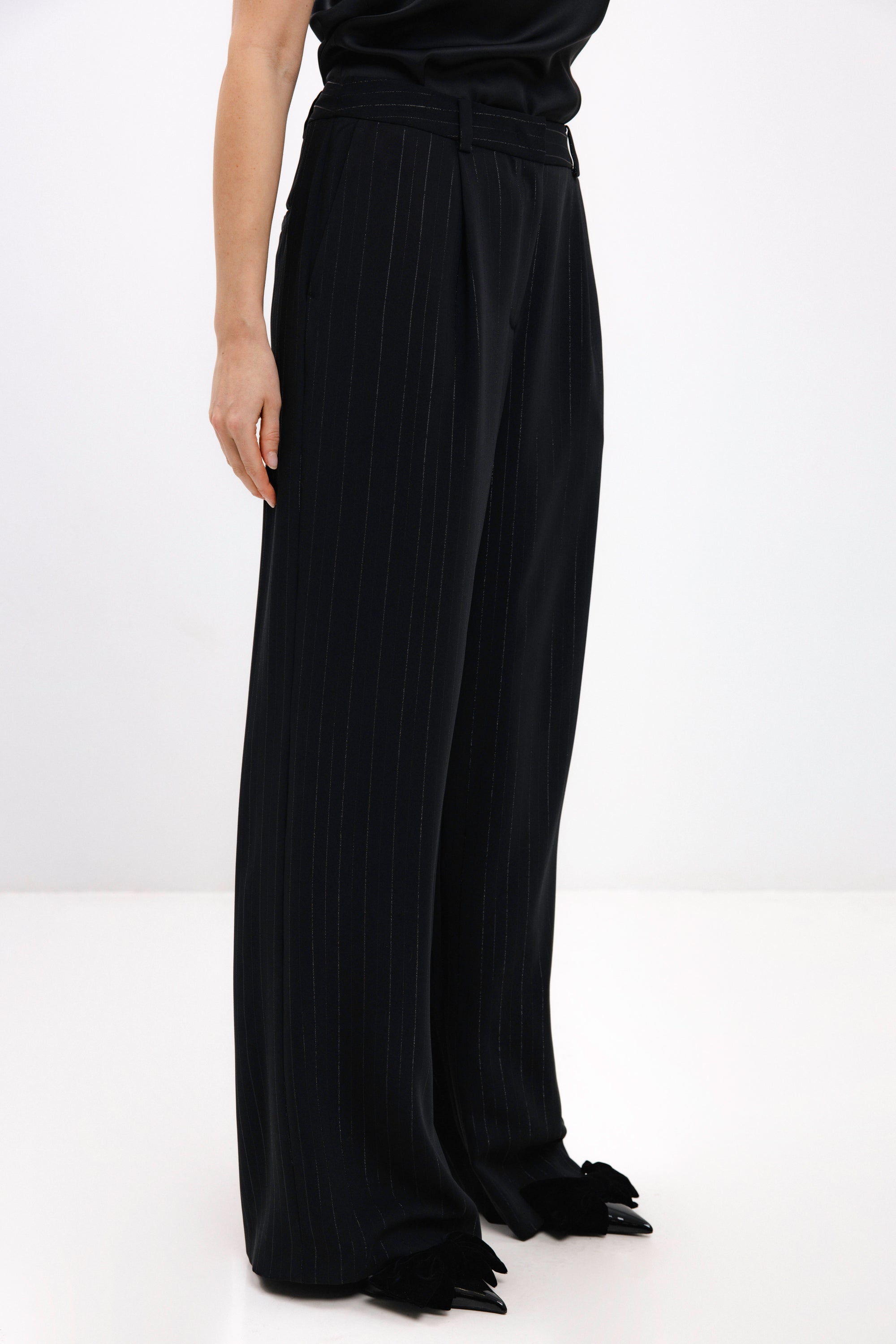 JUODOS PLAČIOS KELNĖS SU KLOSTĖMIS