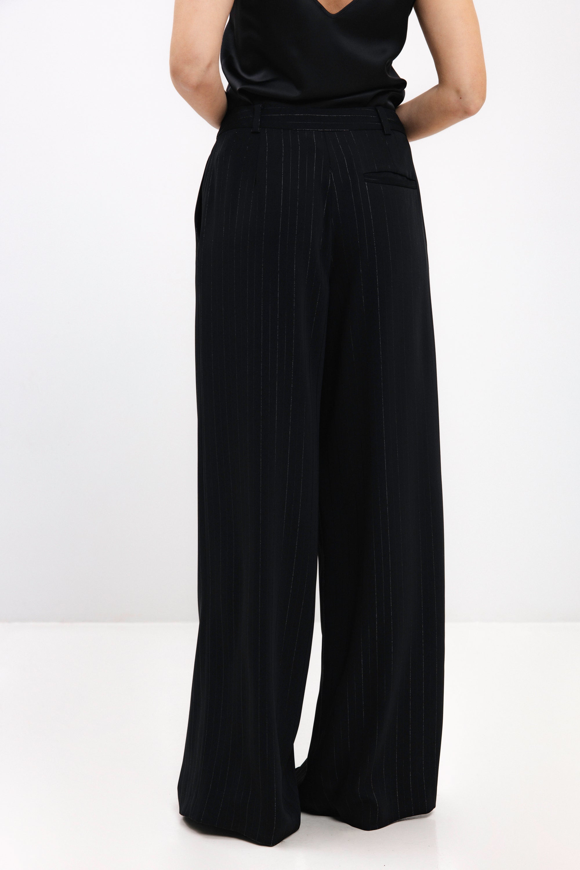 JUODOS PLAČIOS KELNĖS SU KLOSTĖMIS