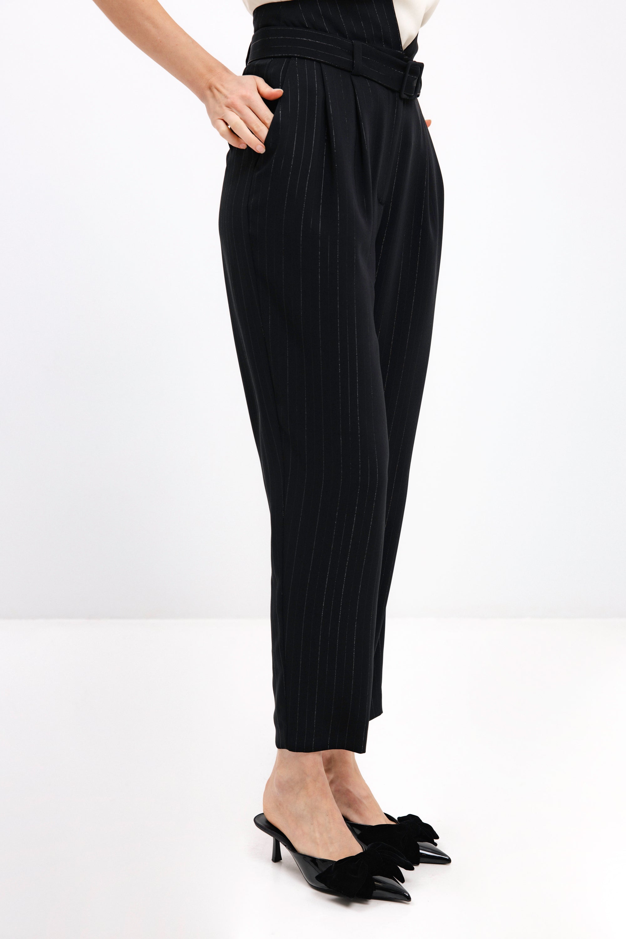 JUODOS SIAURĖJANČIOS KELNĖS SU DRYŽIAIS