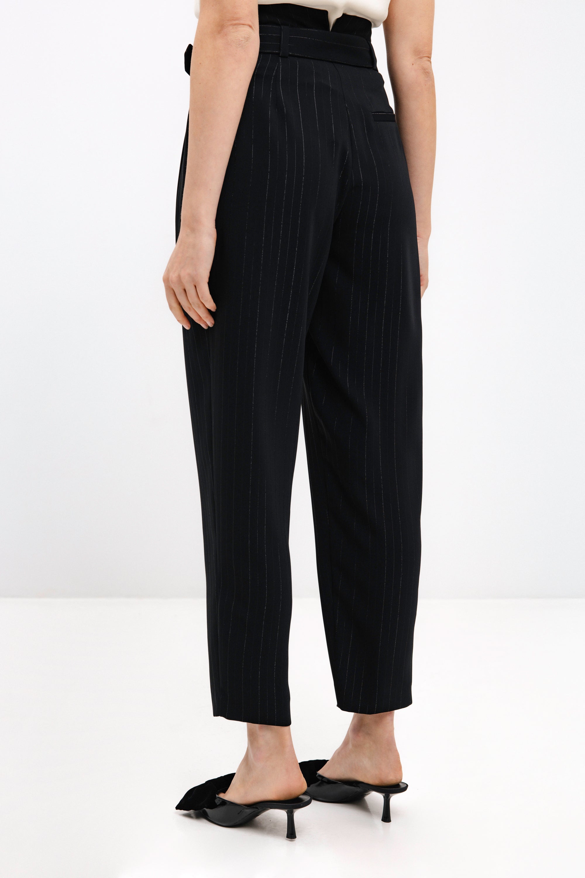 JUODOS SIAURĖJANČIOS KELNĖS SU DRYŽIAIS