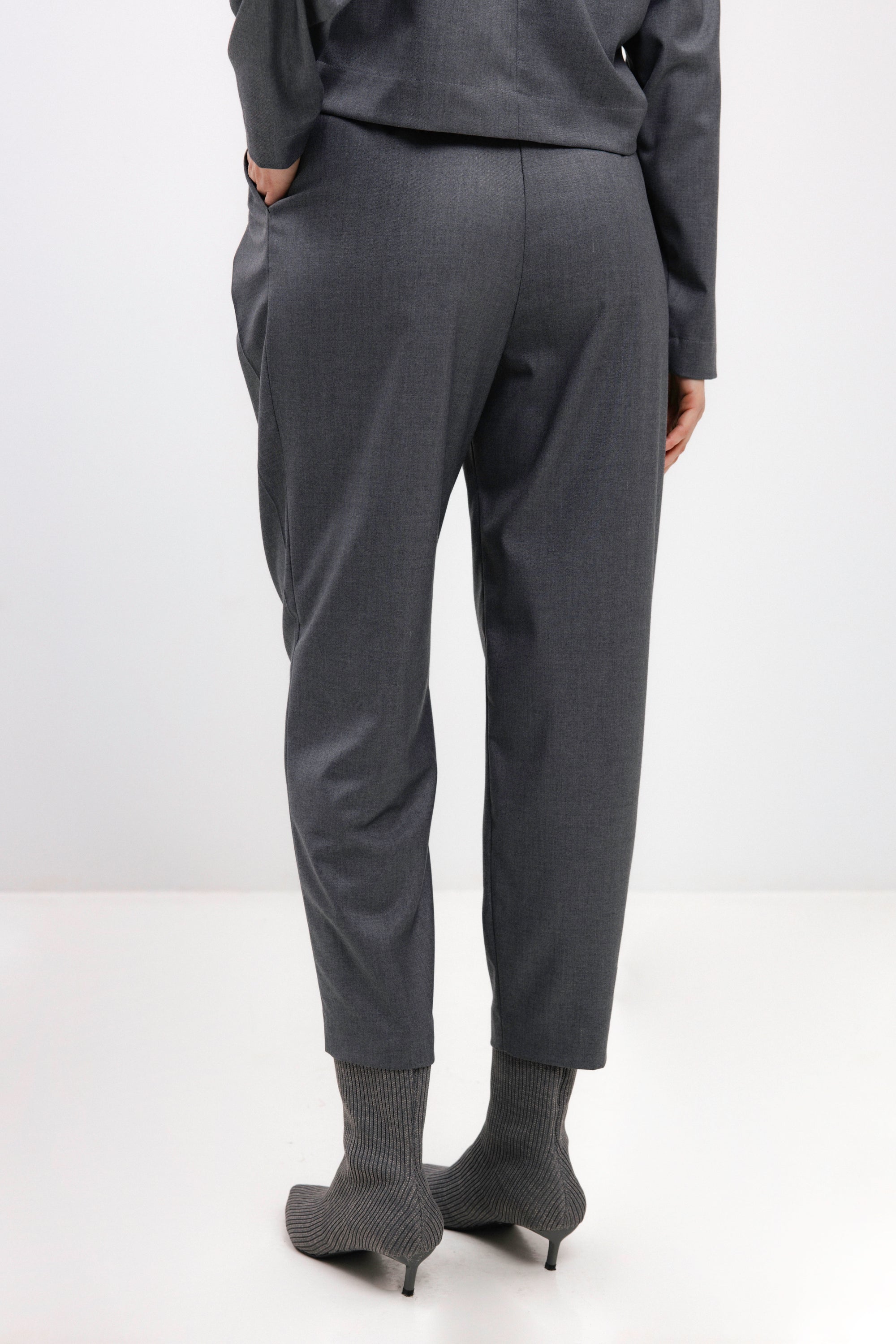 PILKOS SIAURĖJANČIOS KELNĖS SU DVIGUBA KLOSTE