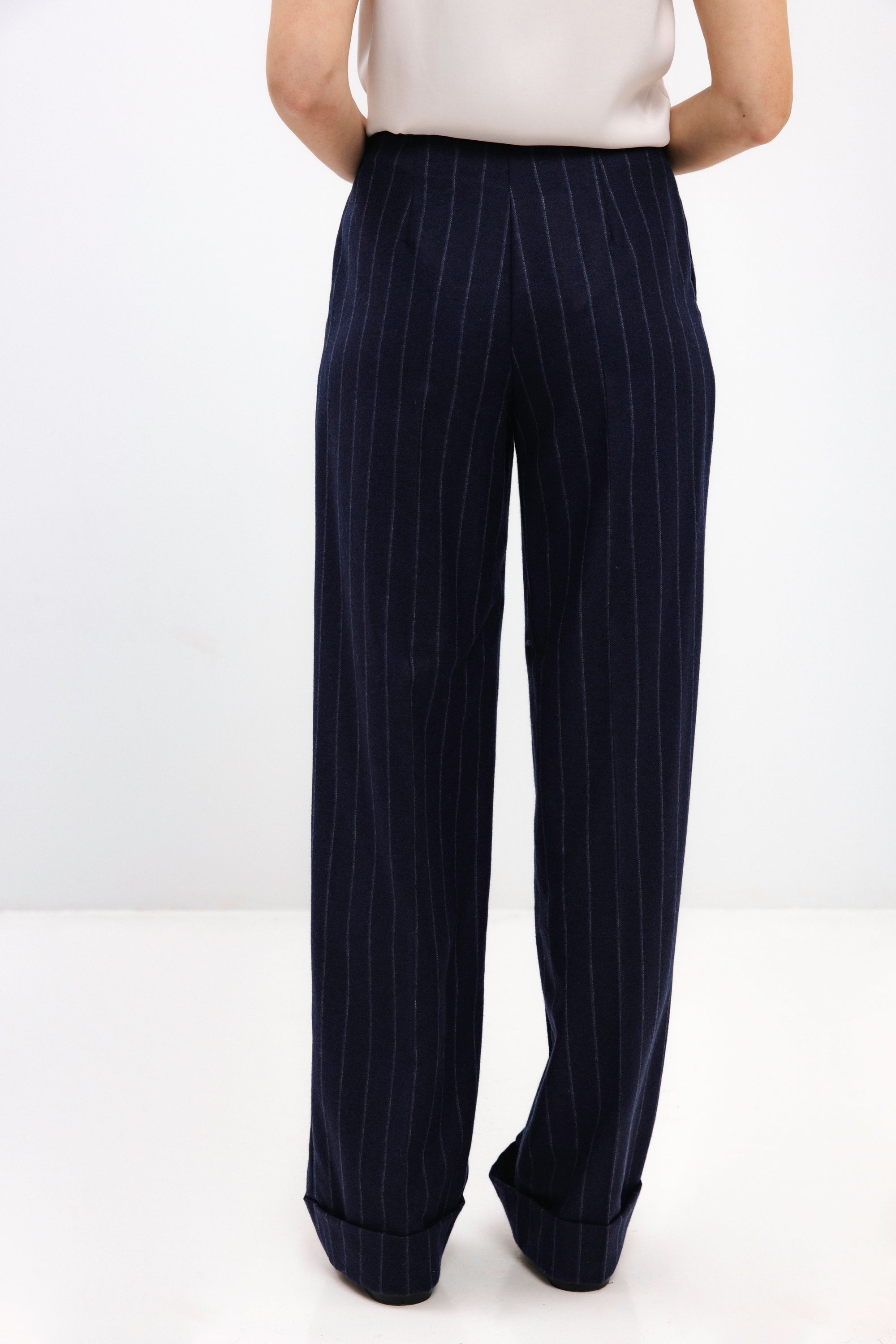 TAMSIAI MĖLYNOS VILNOS KELNĖS SU DRYŽIAIS