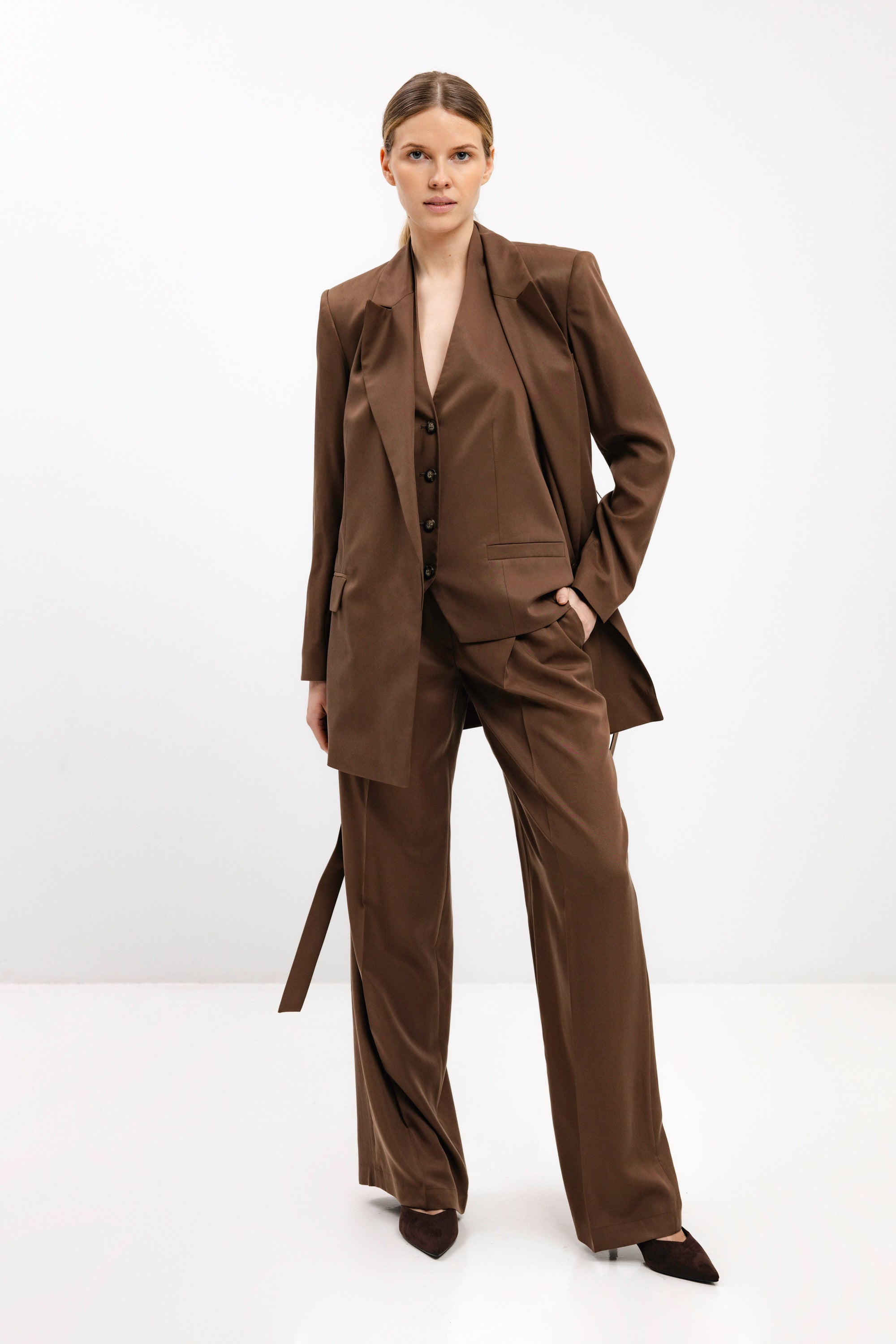 RUDOS SPALVOS PLAČIOS KELNĖS