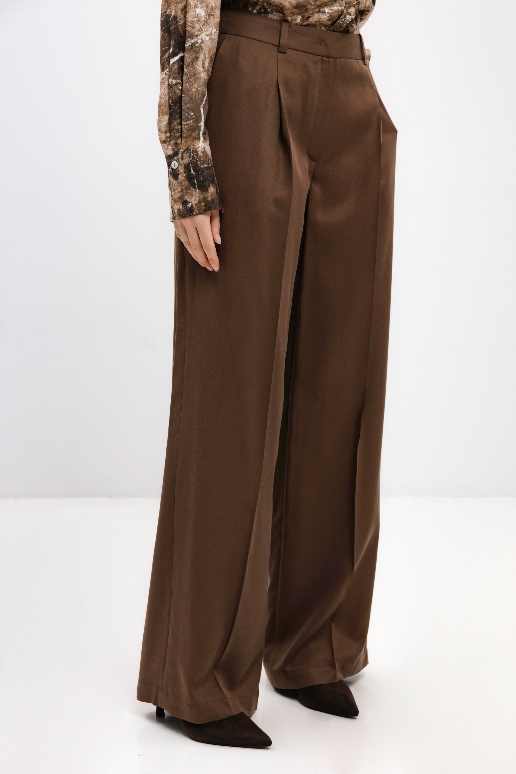 RUDOS SPALVOS PLAČIOS KELNĖS