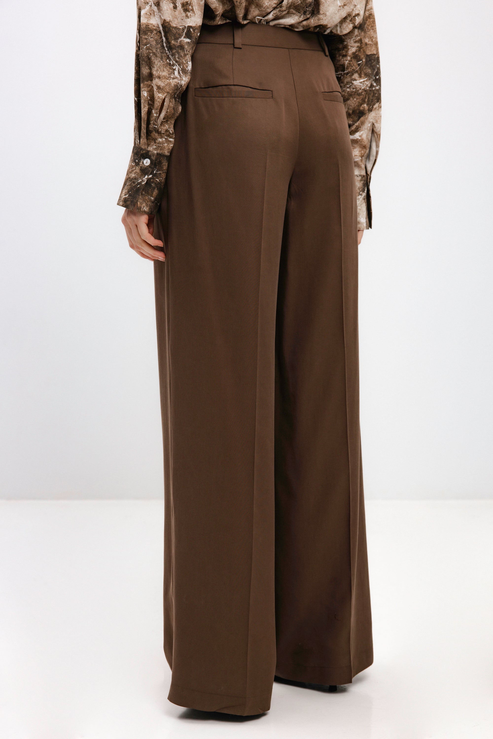 RUDOS SPALVOS PLAČIOS KELNĖS