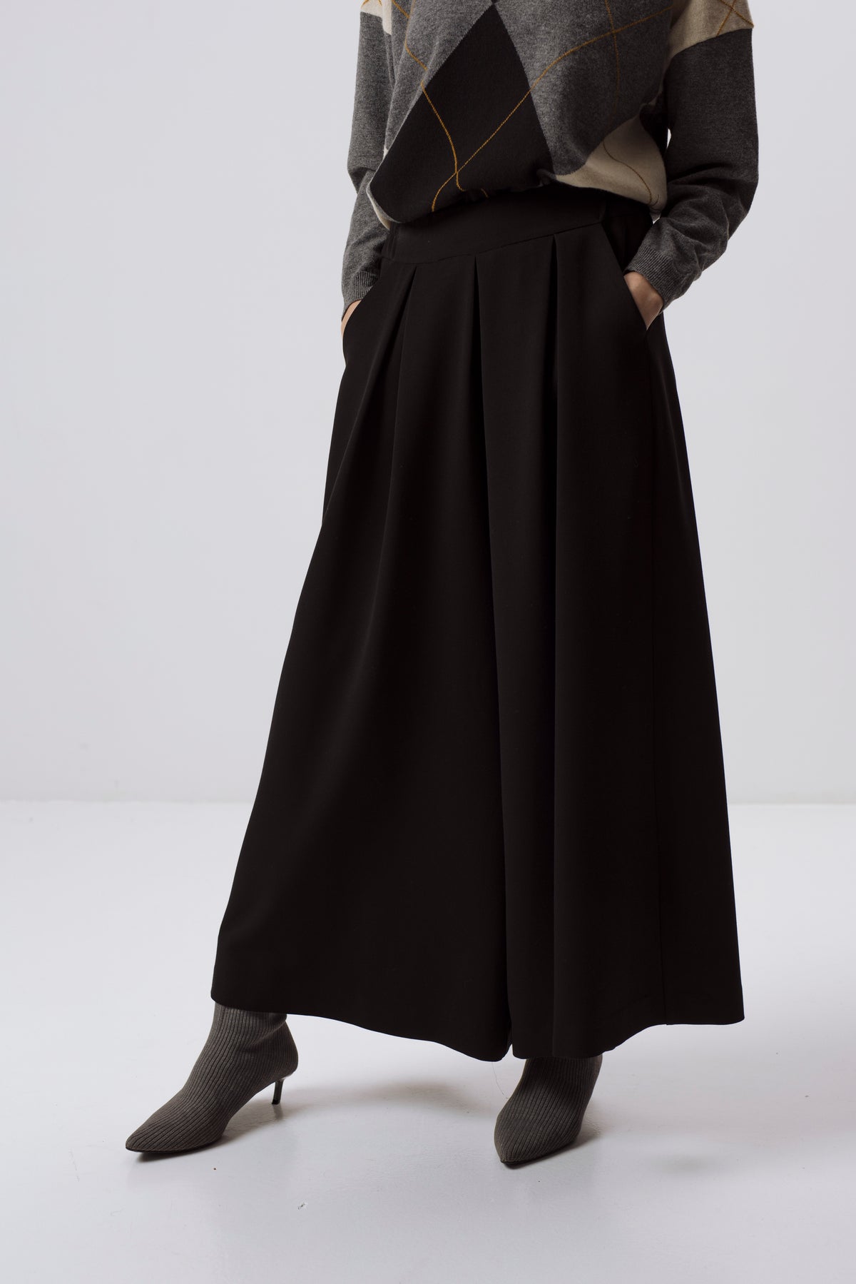 BLACK EXTRA WIDE-LEG PLEATED TROUSERS