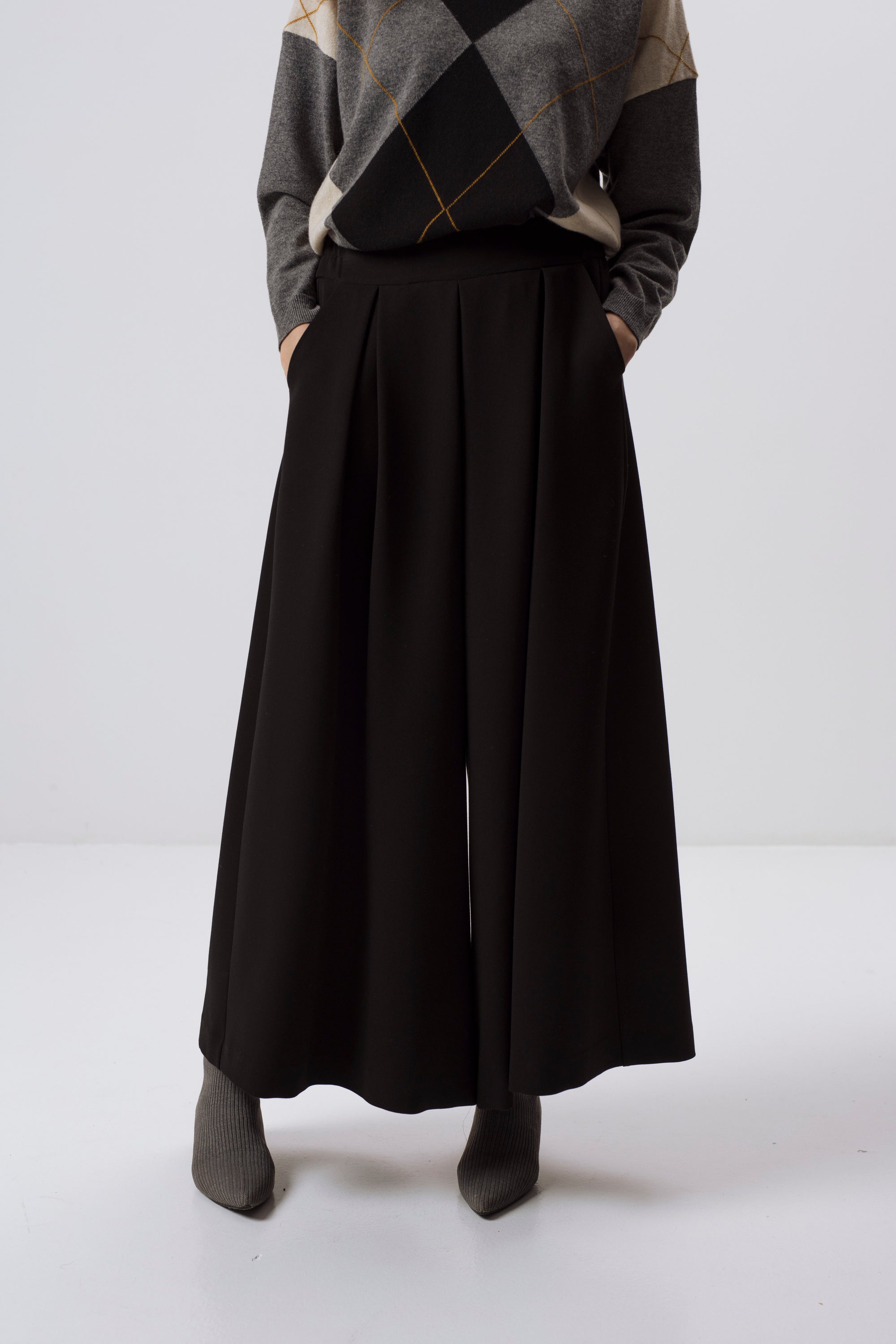 BLACK EXTRA WIDE-LEG PLEATED TROUSERS