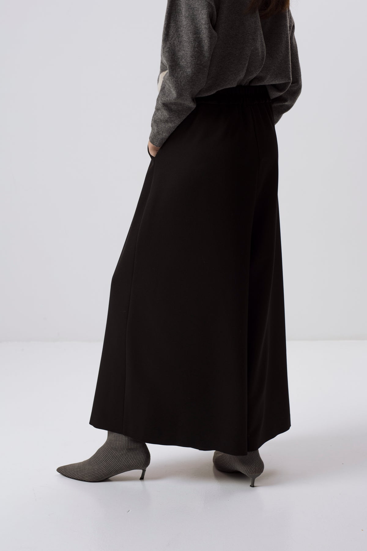 BLACK EXTRA WIDE-LEG PLEATED TROUSERS