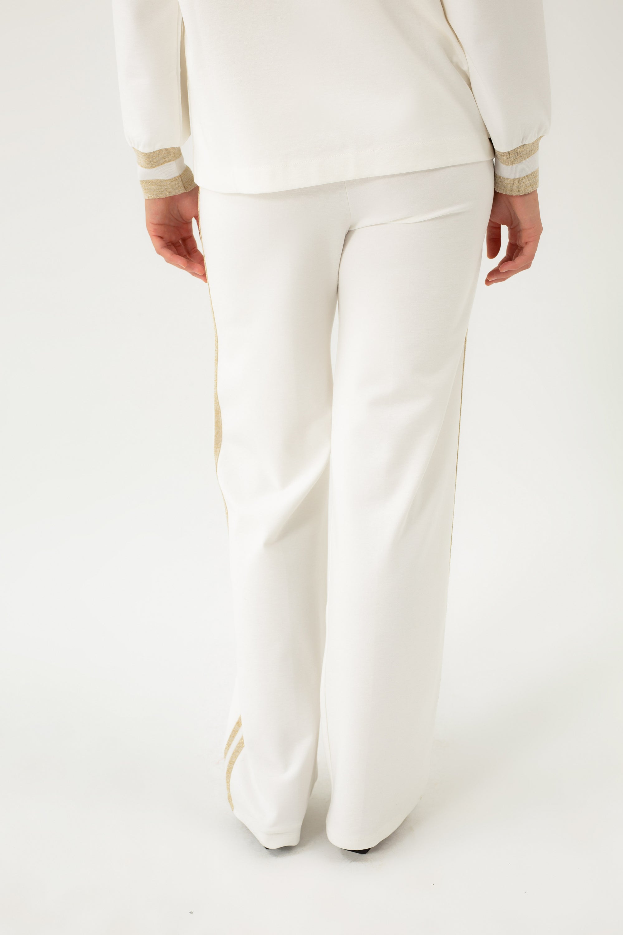 TRIKOTAŽINĖS BALTOS KELNĖS SU AUKSINĖMIS DETALĖMIS