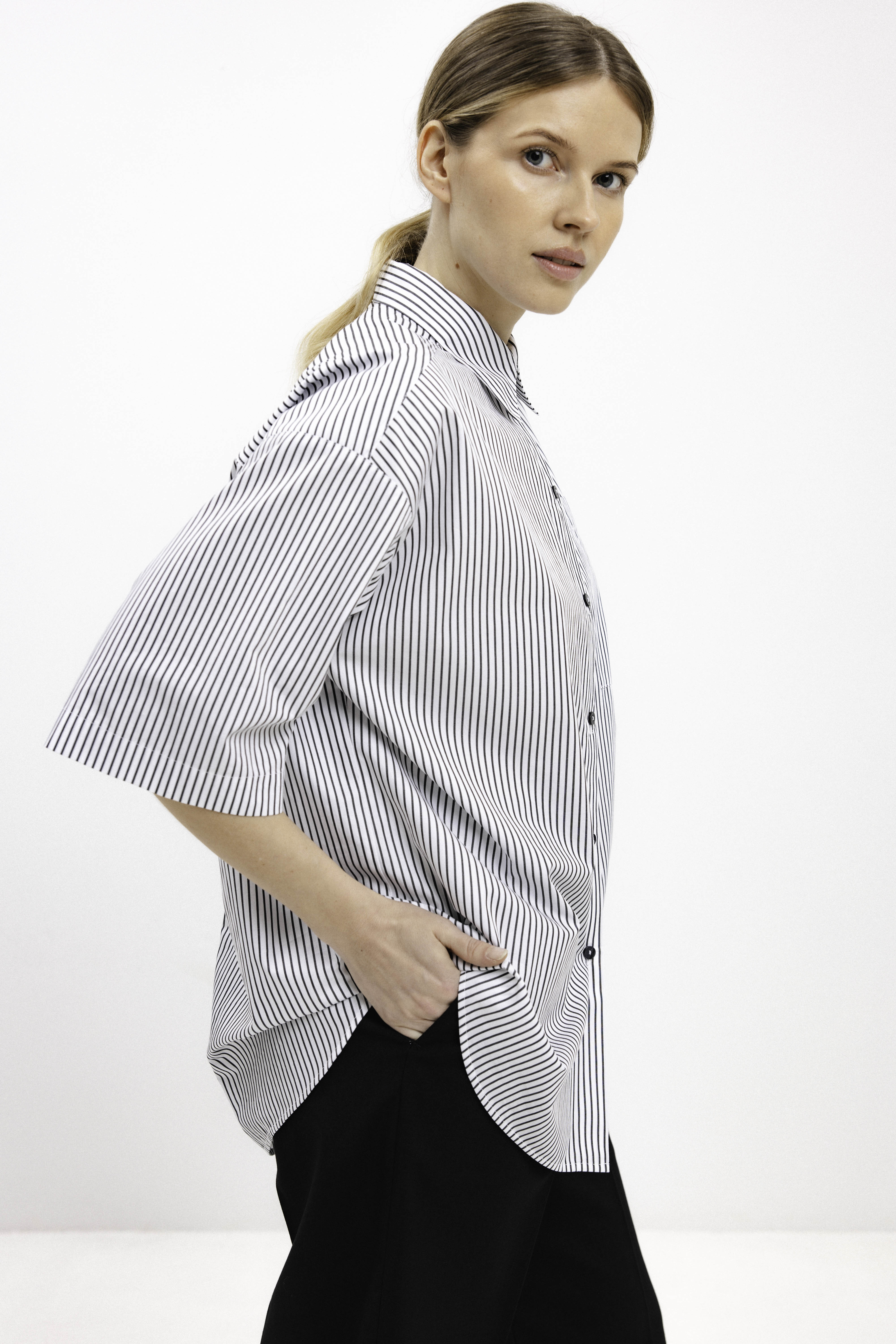 UNISEX SHORT-SLEEVE STRIPED SHIRT