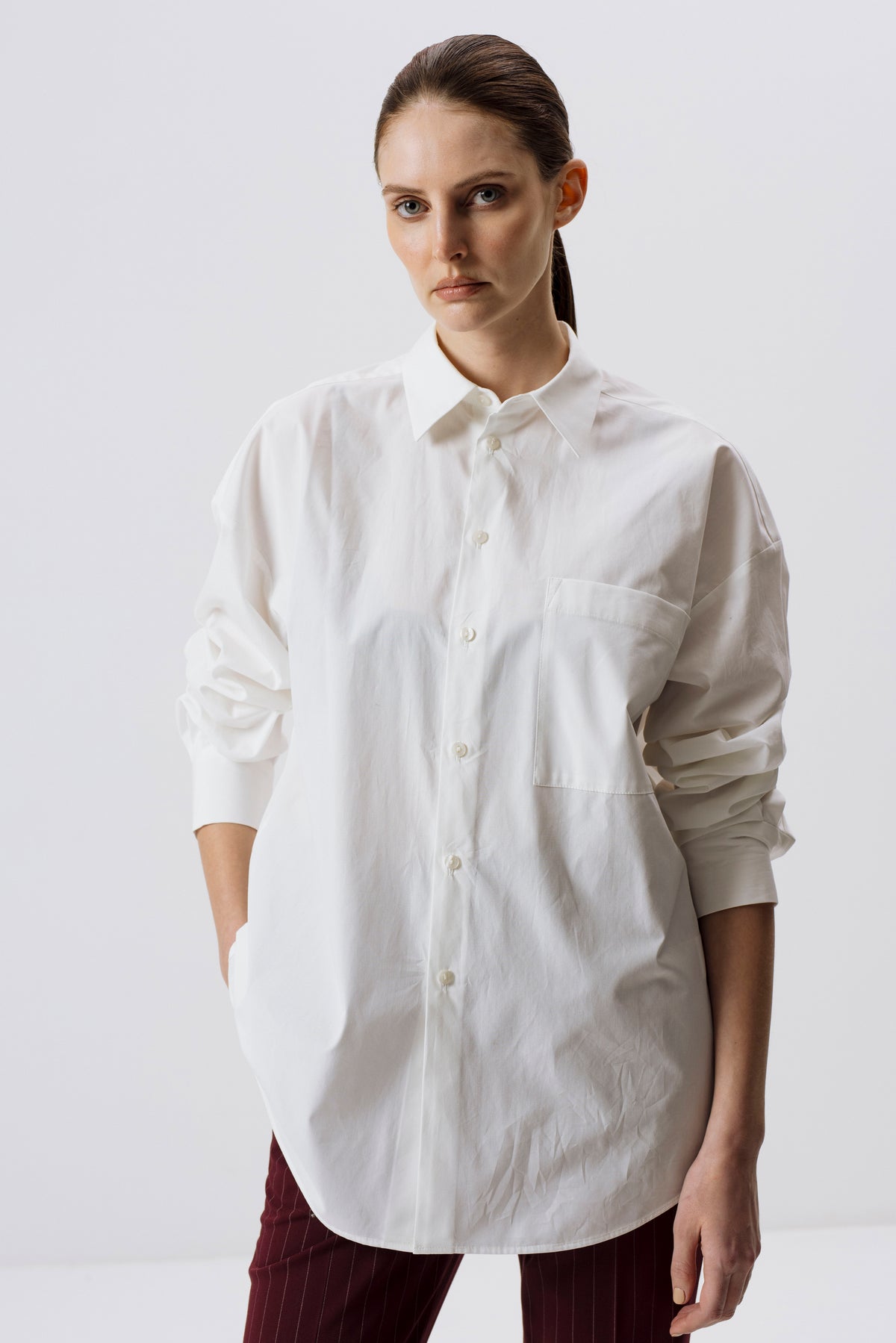 UNISEX LANGARMHEMD MIT BRAUNEN STREIFEN