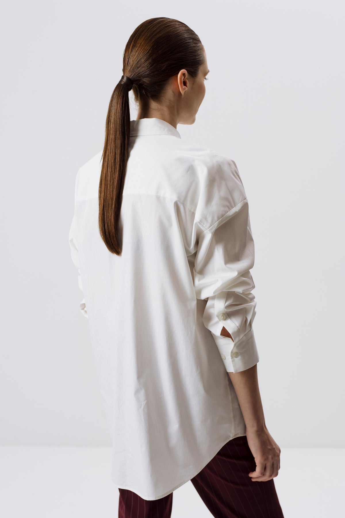UNISEX LANGARMHEMD MIT BRAUNEN STREIFEN