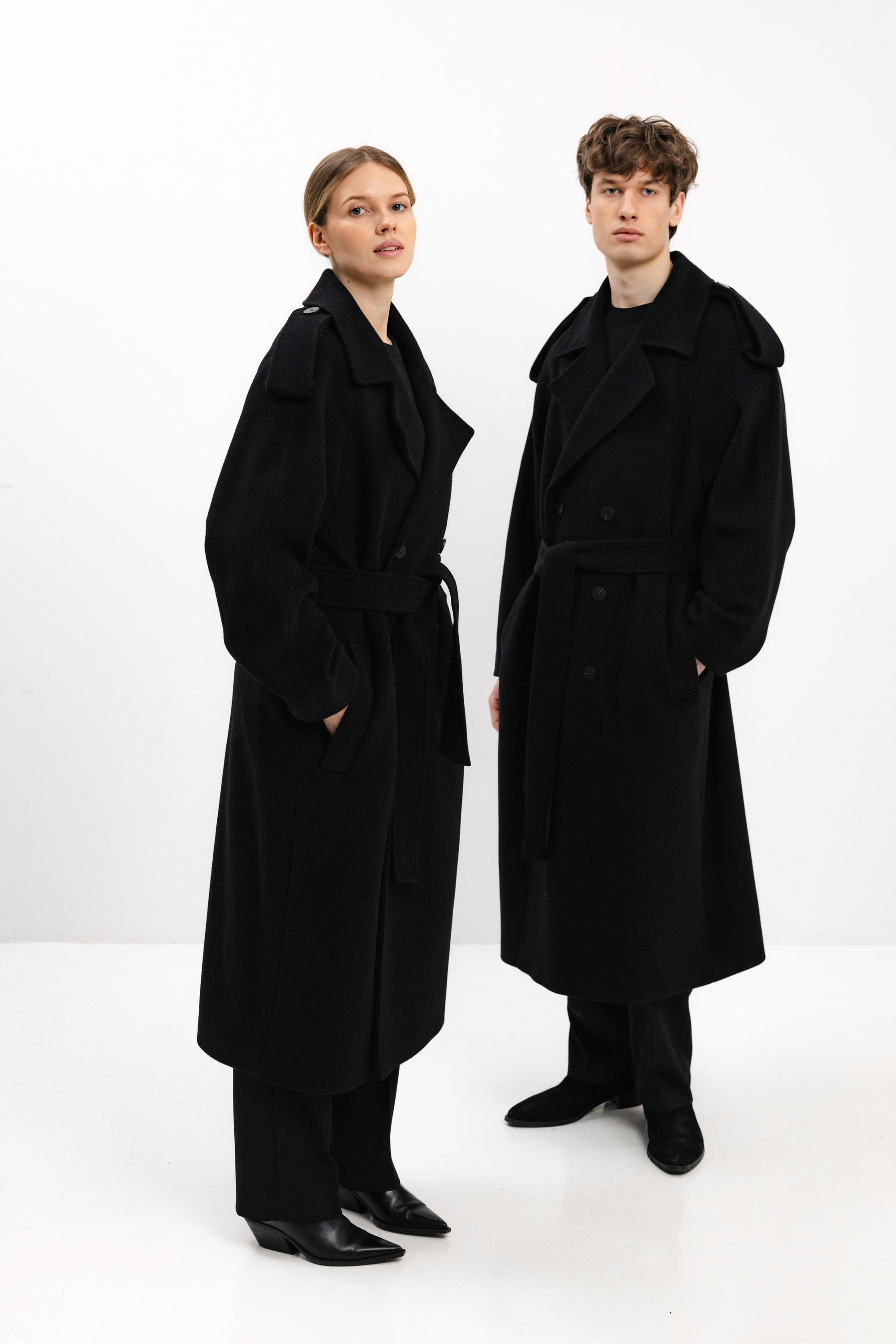 UNISEX ILGAS JUODAS DVIEILIS PALTAS SU VILNA