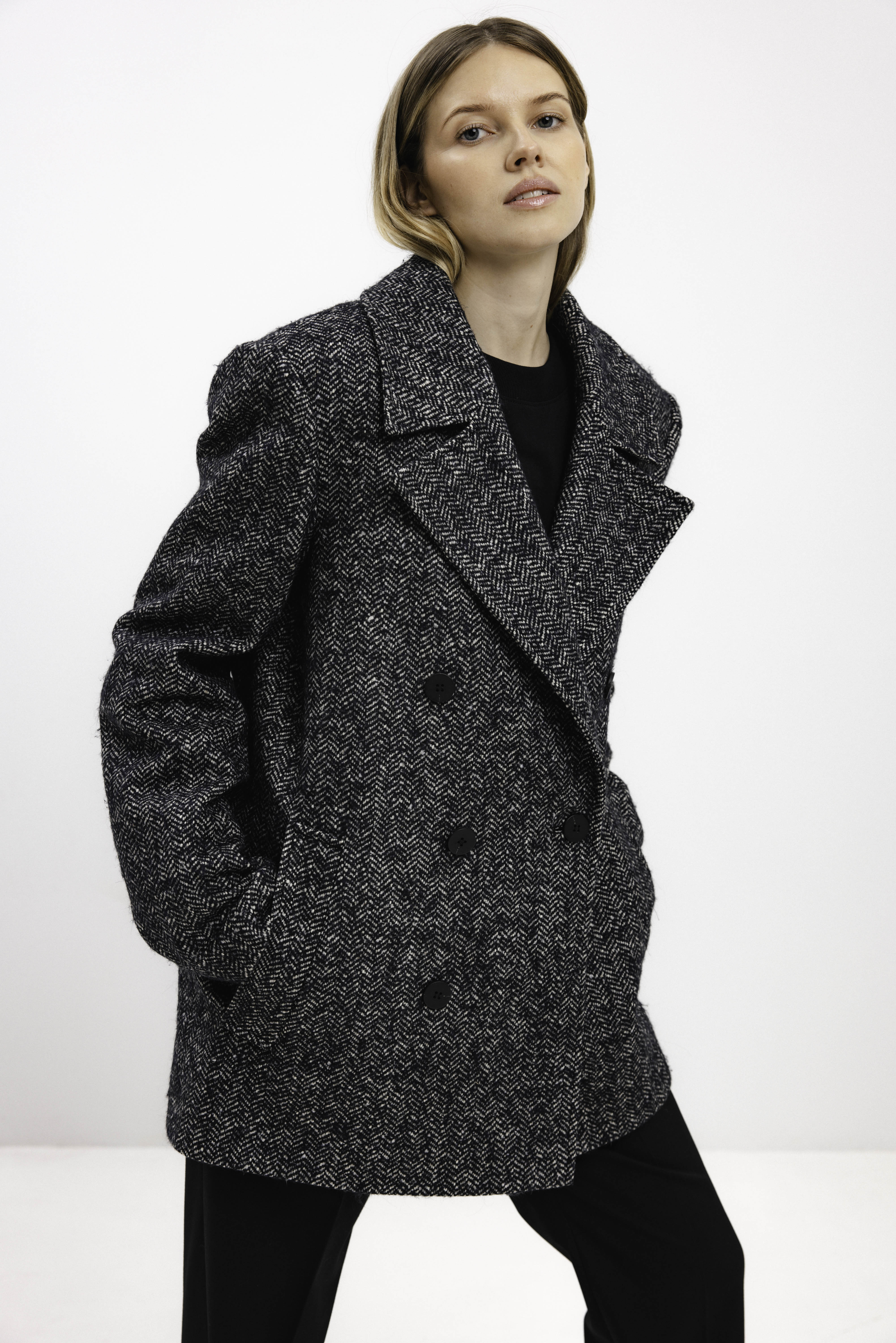 UNISEX DOUBLE-BREASTED WOOL COAT IN HERRINGBONE PATTERN – InAvati